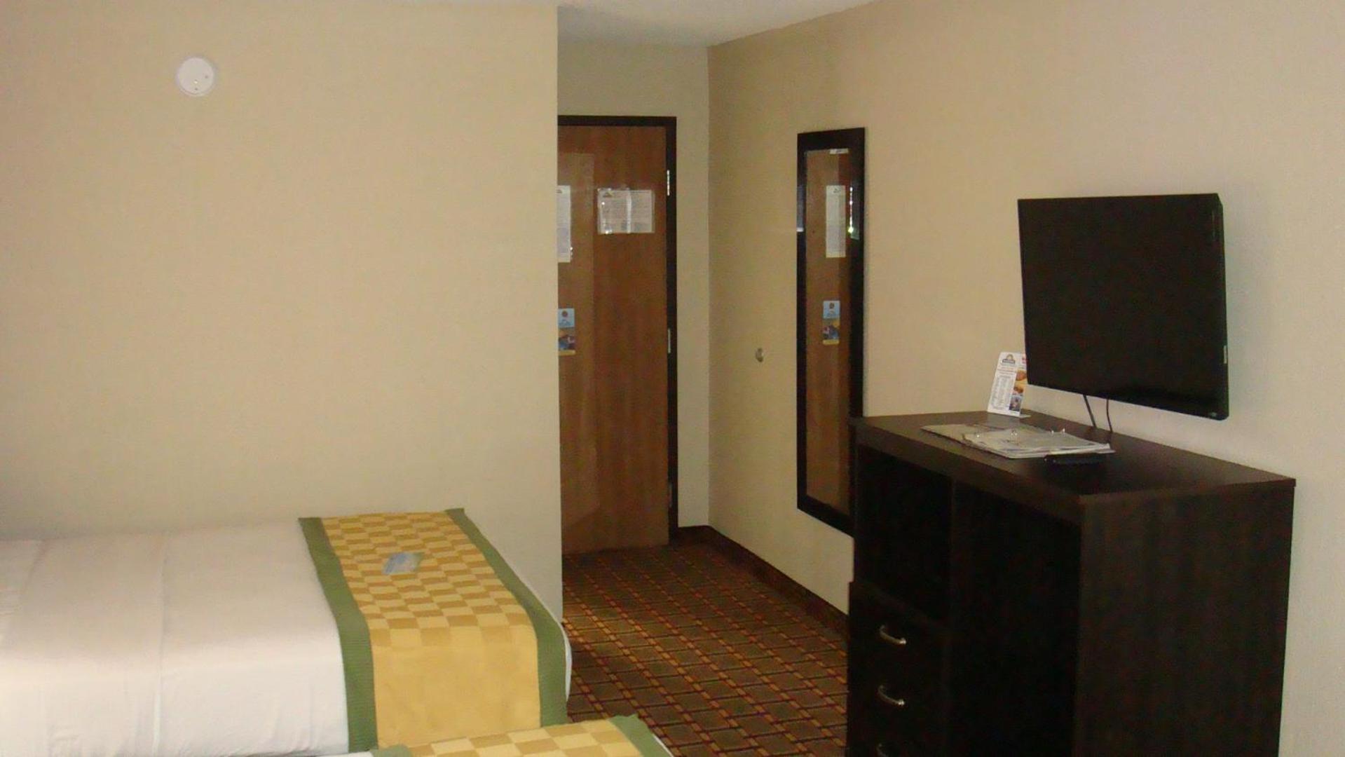 Deluxe Queen Room with Two Queen Beds - Non-Smoking - Photo 11