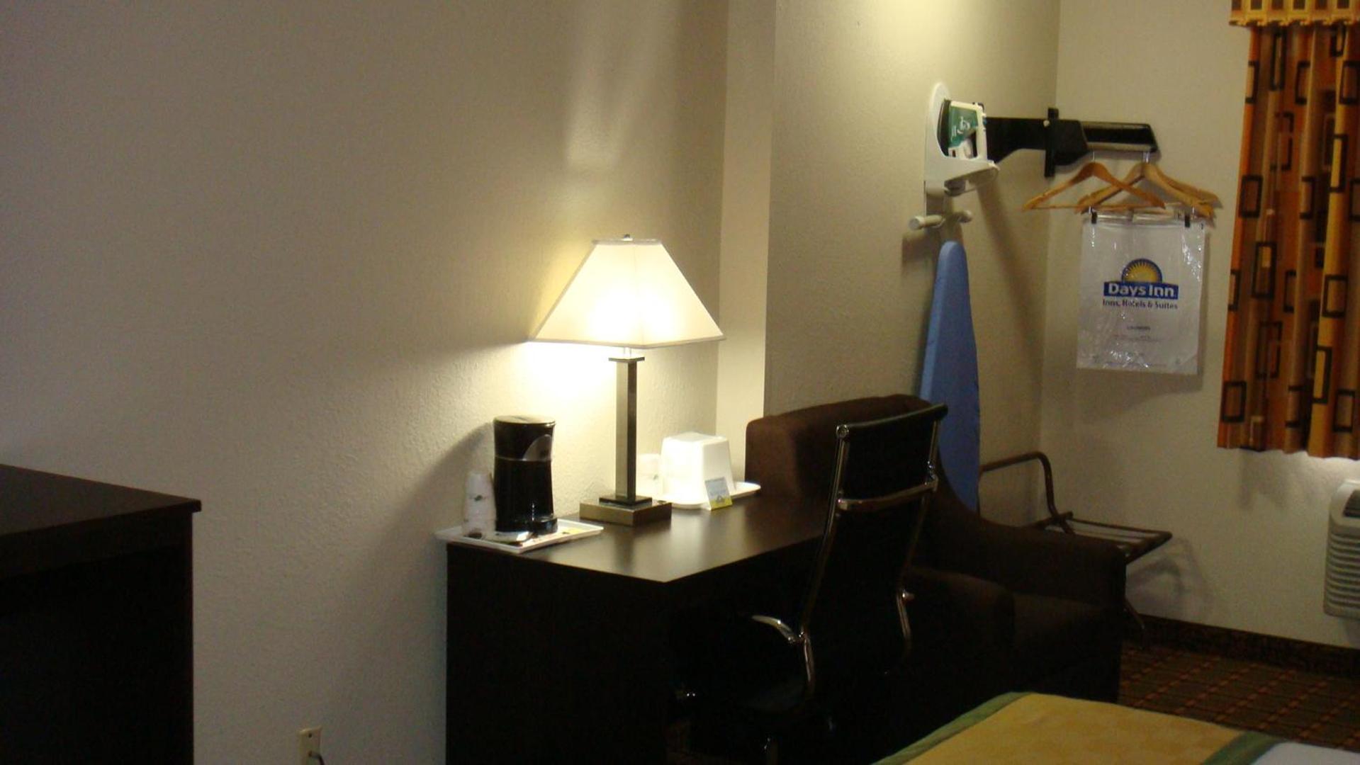 Deluxe Queen Room with Two Queen Beds - Non-Smoking - Photo 2