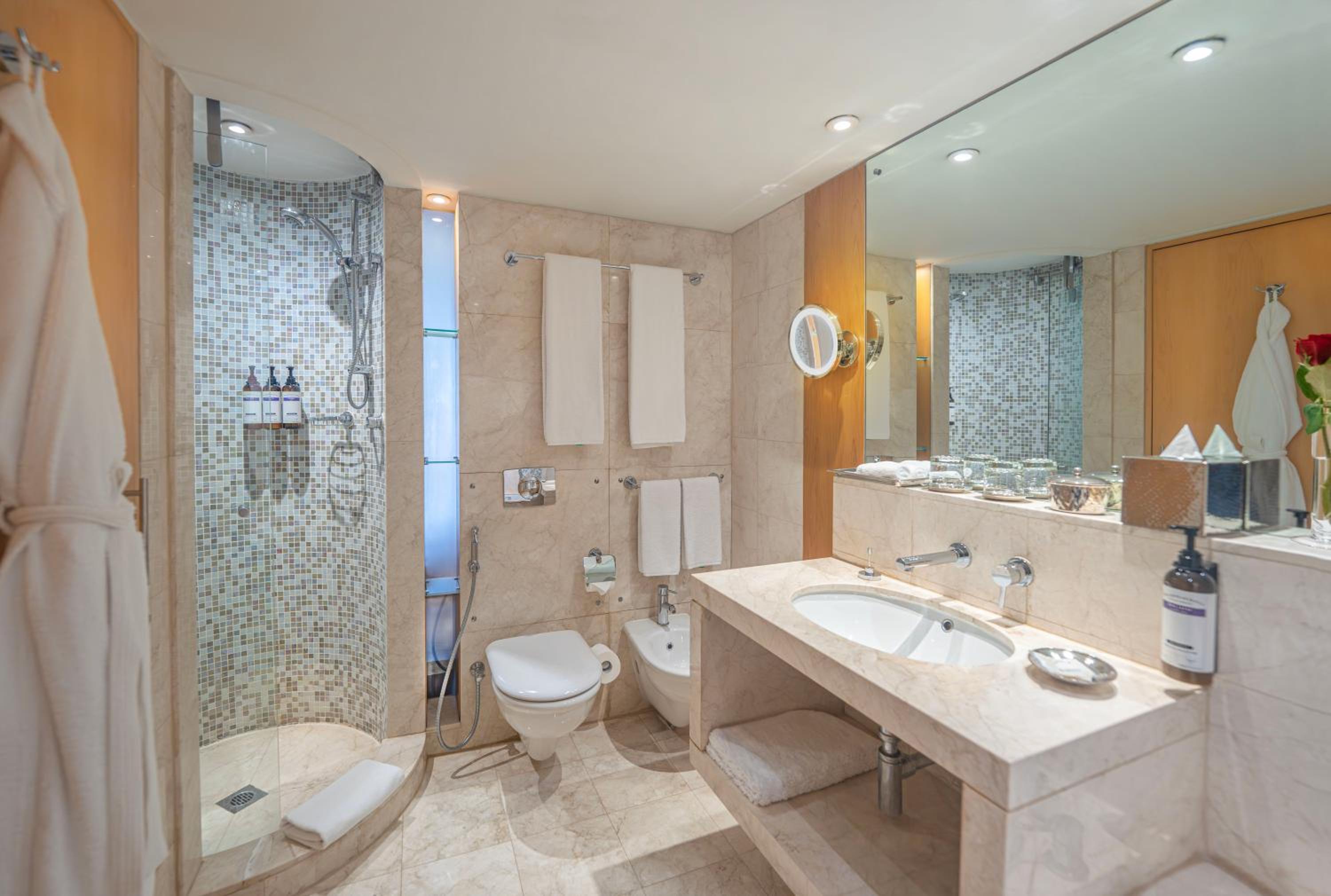Club King/Twin Room - Staycation offer with breakfast for 2 adults & 2 children, cocktail hour with 1 drink per person, 45-min ice rink access and a large pizza photo 1