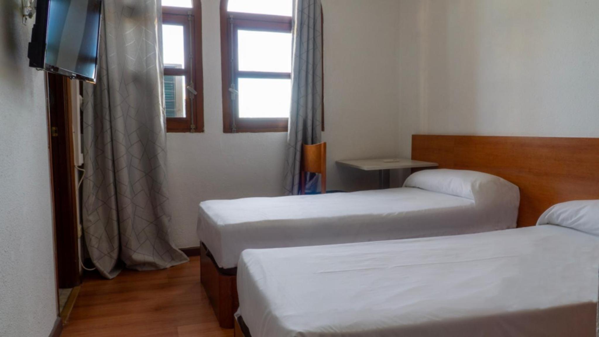 Twin Room - Photo 2