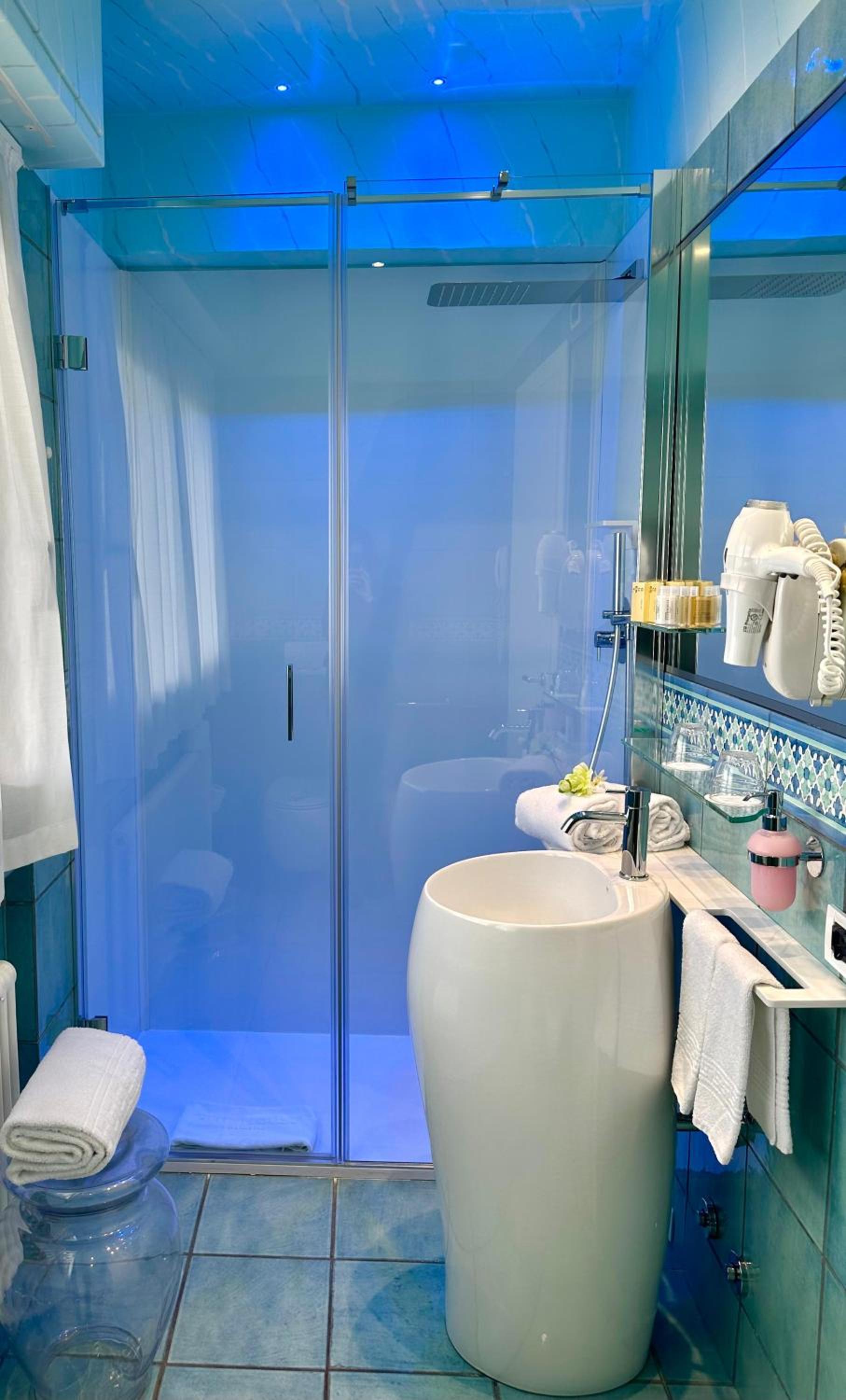 Deluxe Double or Twin Room with Spa Bath photo 3