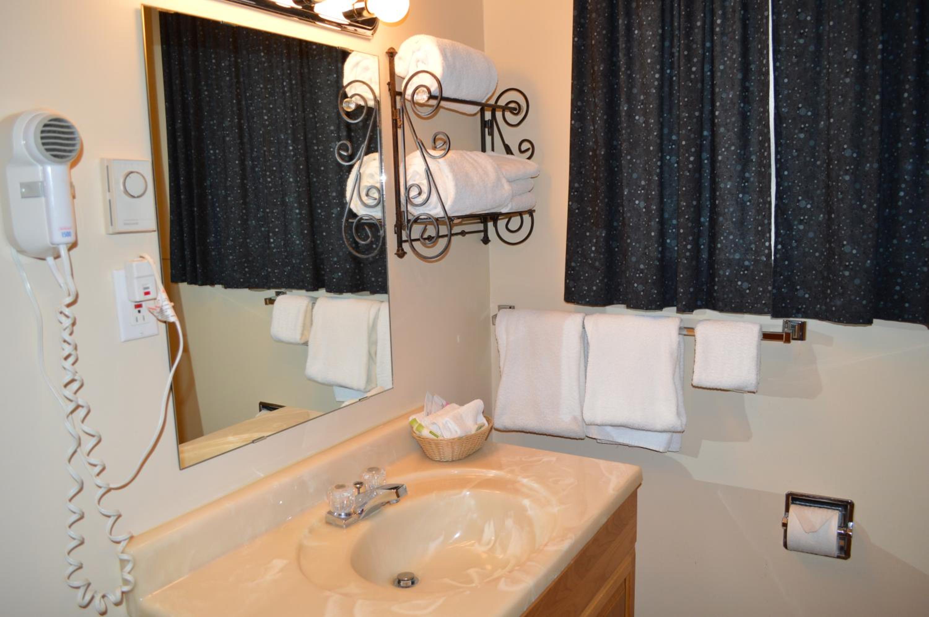 Two-Bedroom Apartment - No Air Conditioning photo 2
