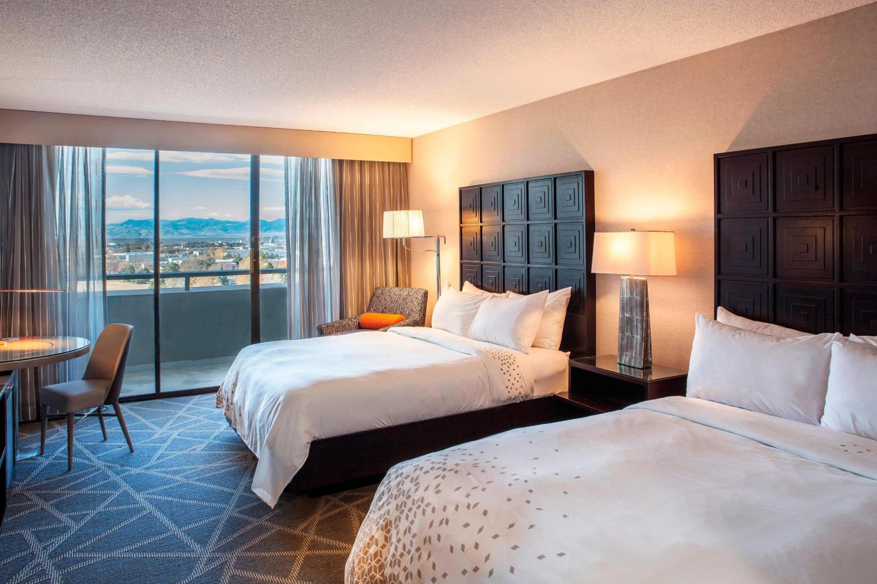 Queen  Room with Balcony - Hearing Accessible photo 2