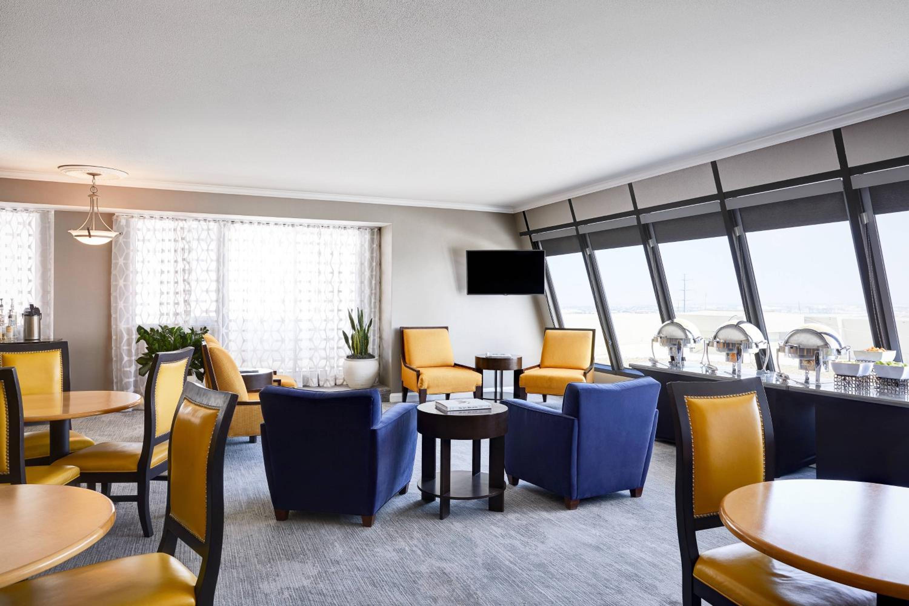 Queen Room with City View - High Floor/Club Level - Photo 7