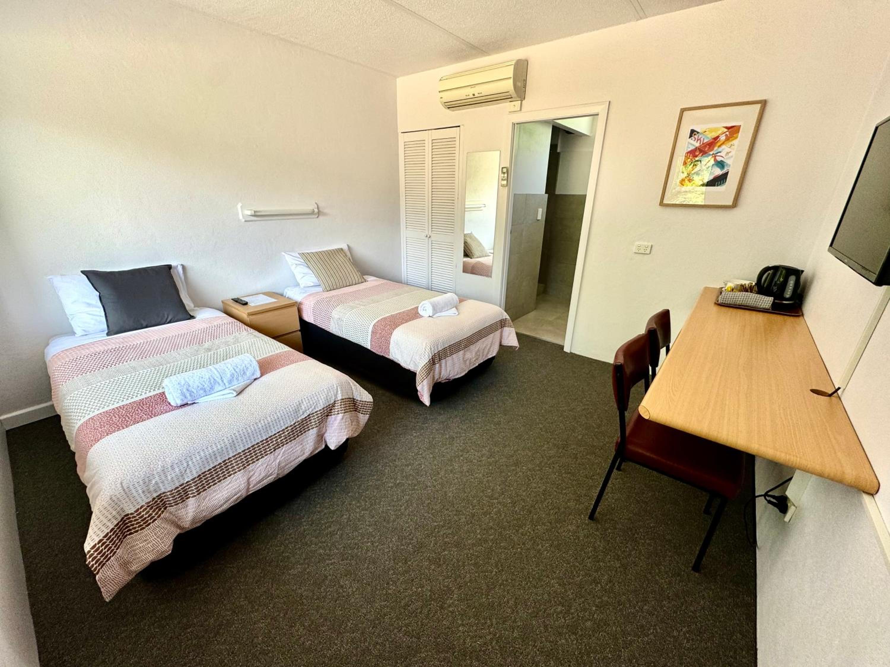 Twin Room - Photo 3