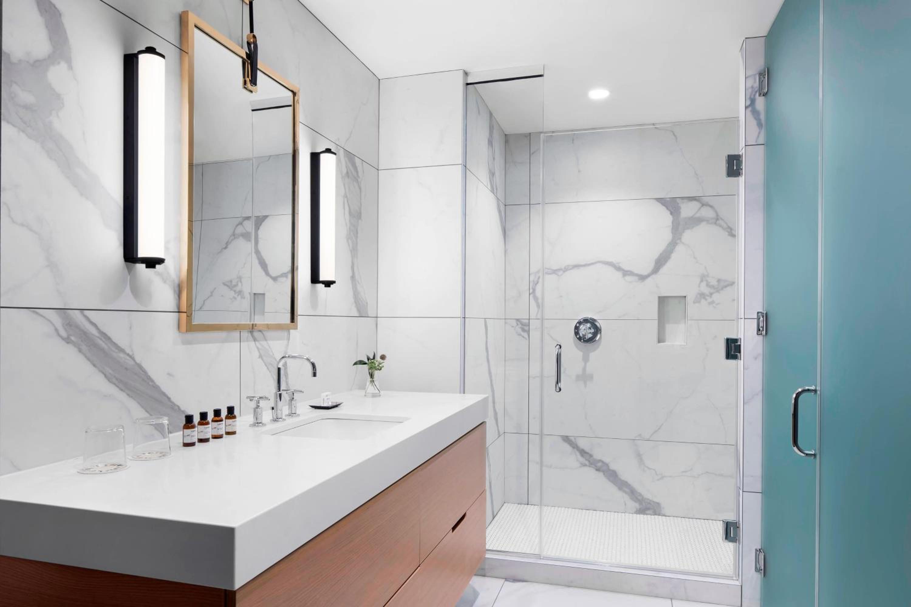 Studio Corner King Suite with View -Mobility/Hearing Accessible with Roll-In Shower