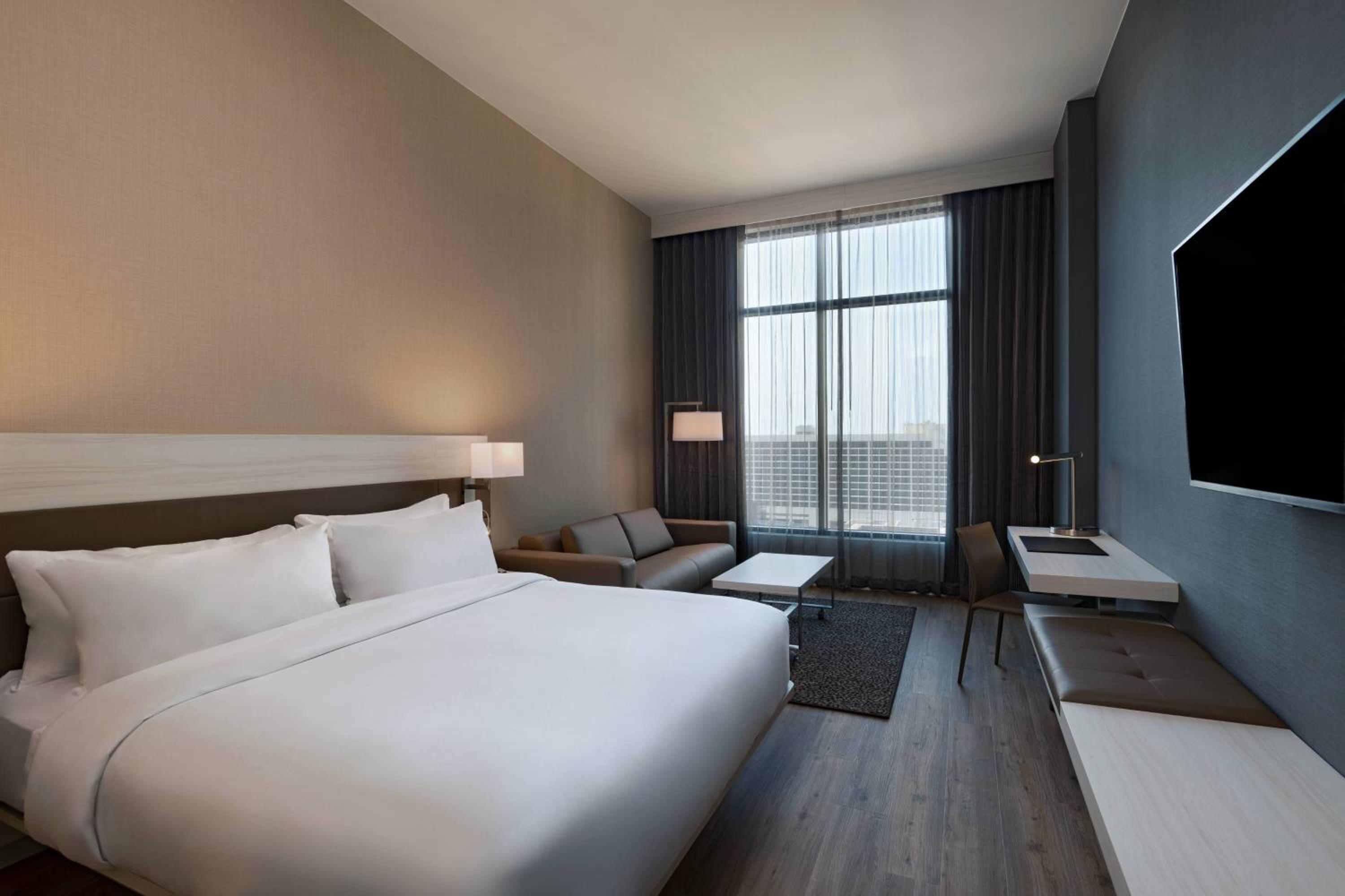 Deluxe King Room with Sofa Bed - Hearing Accessible - Photo 1