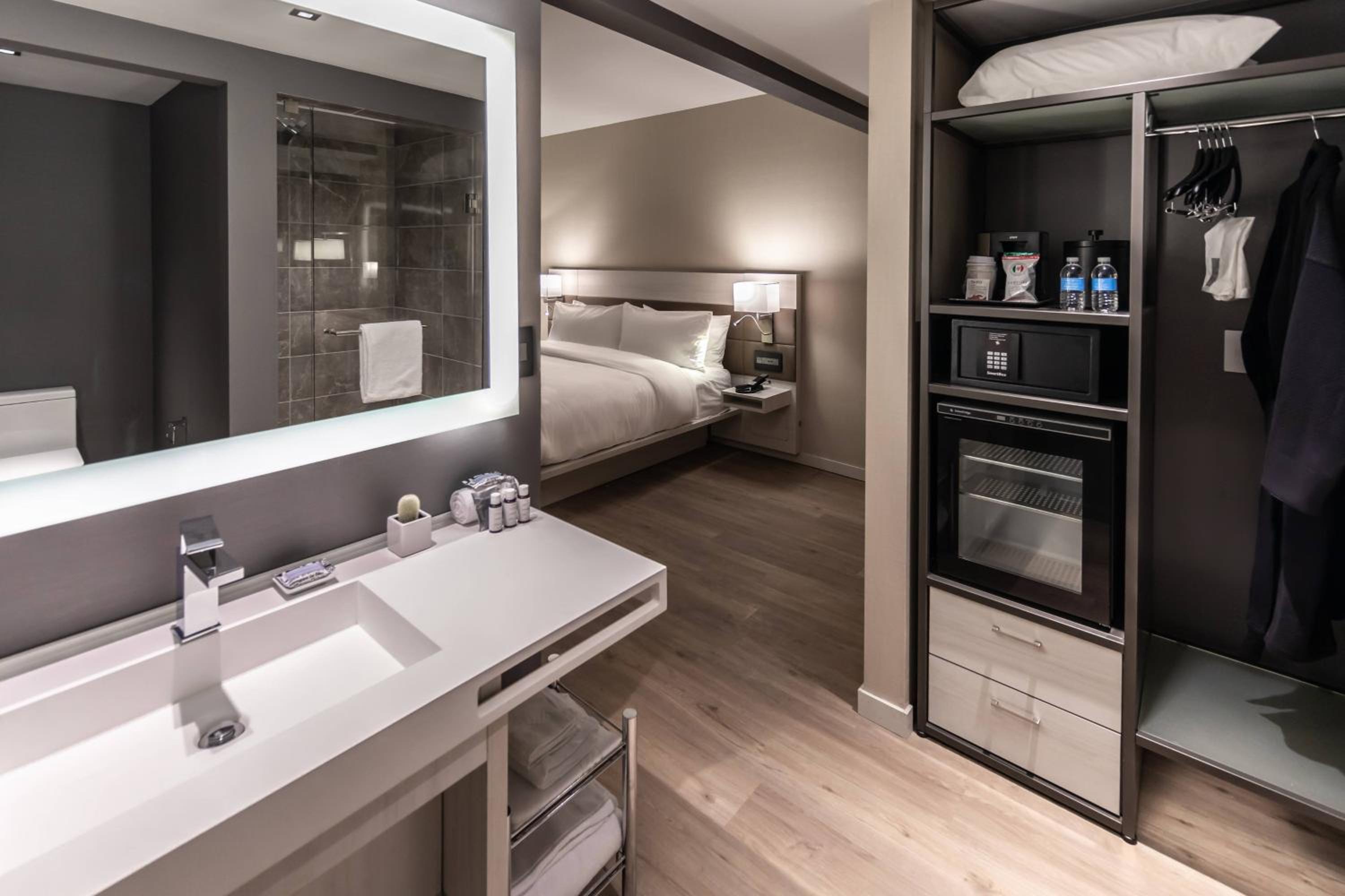 Larger Corner King Studio with Roll-in Shower - Mobility Accessible - Photo 2