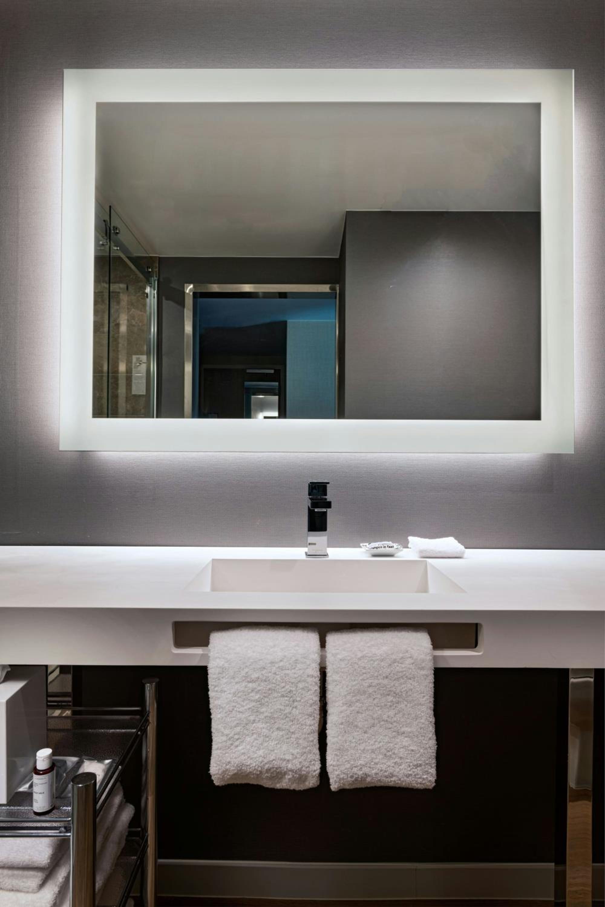 King Room - Mobility Accessible with Tub - Photo 3