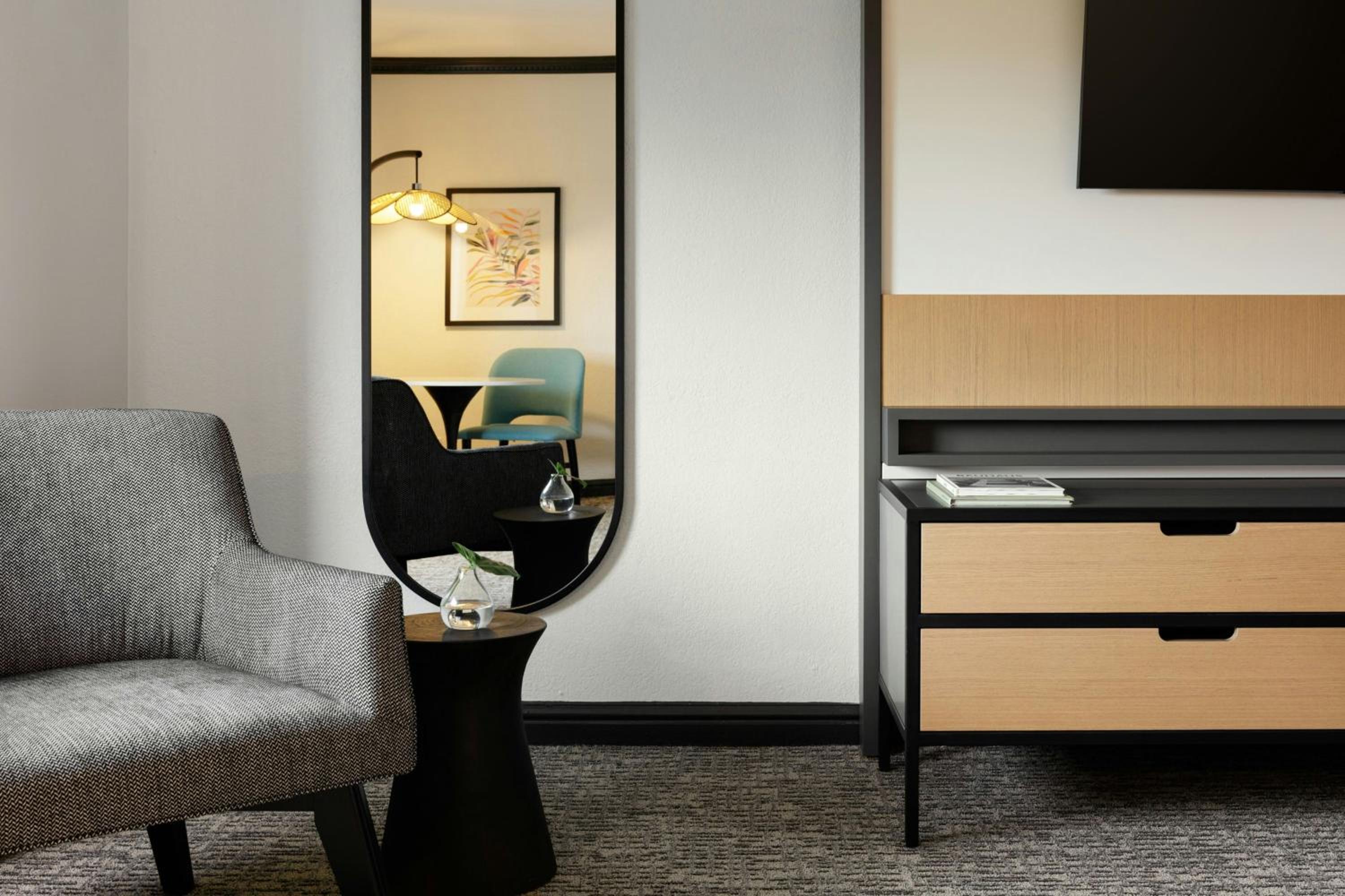 One-Bedroom Luxury King Suite with Sofa Bed, Roll-in Shower and Pool View - Mobility Accessible - Photo 3