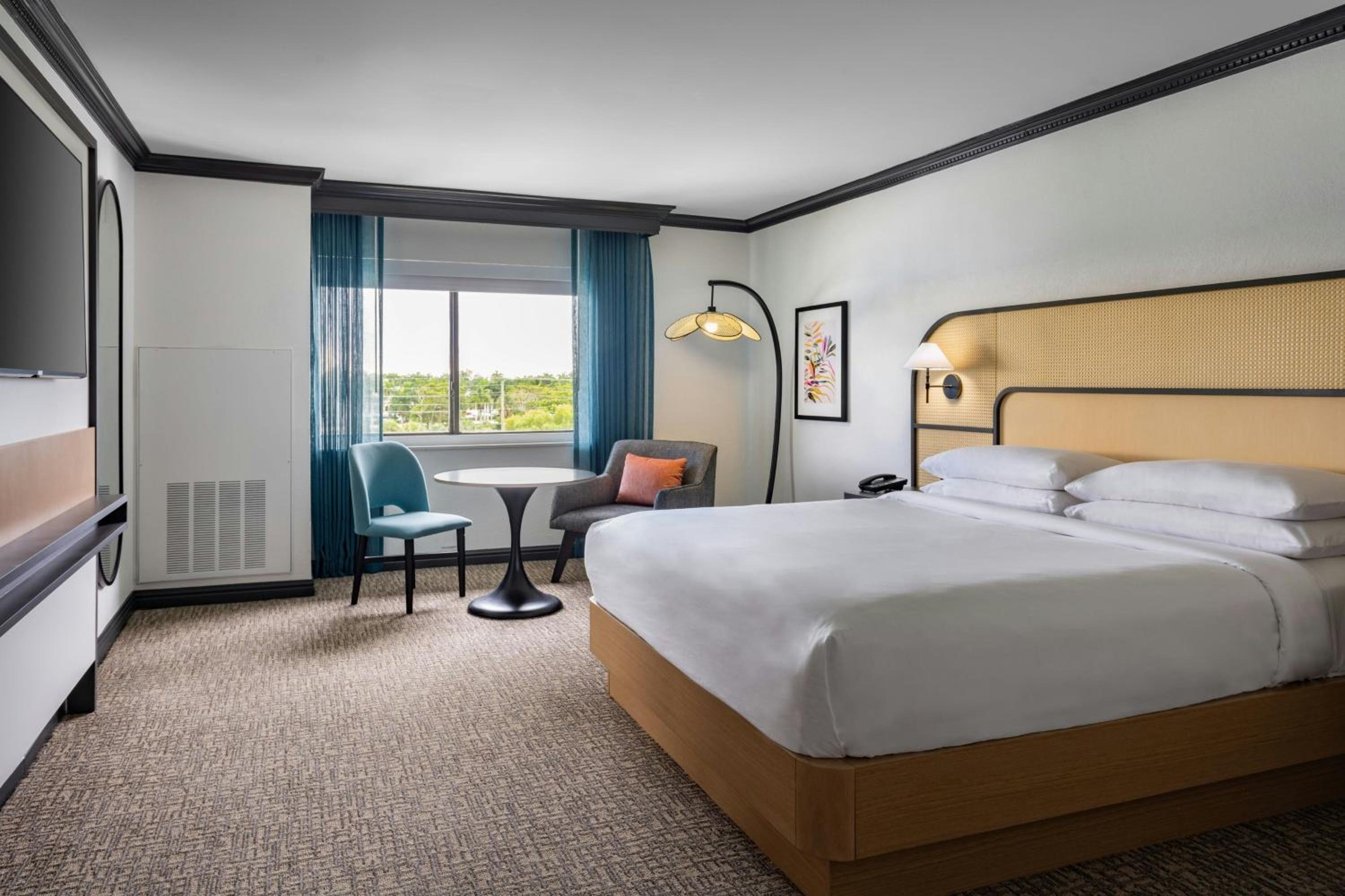 King Room with Club Lounge Access - High Floor/Mobility Accessible with Roll-in Shower - Photo 1