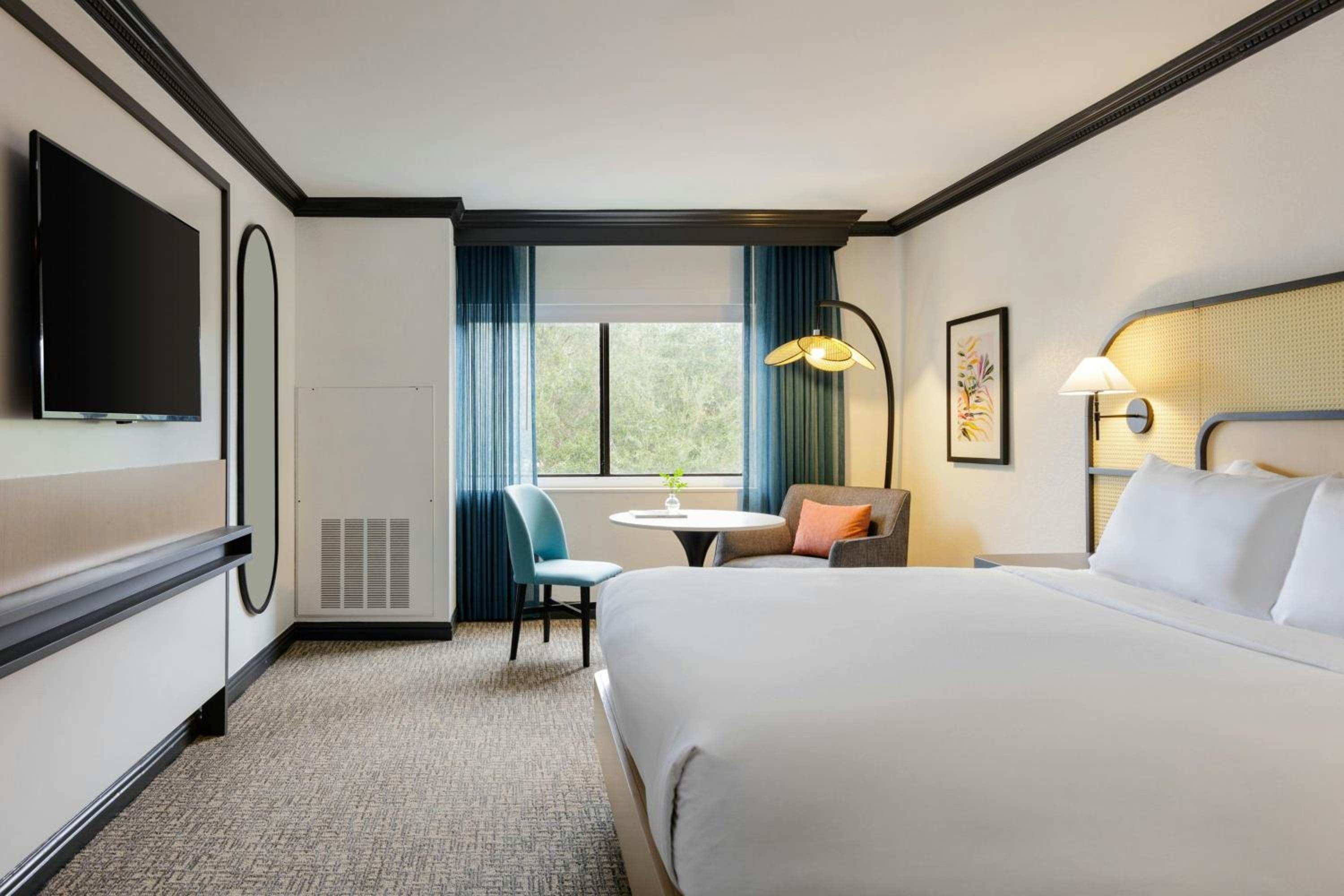King Room with Club Lounge Access - High Floor/Mobility Accessible with Roll-in Shower - Photo 2