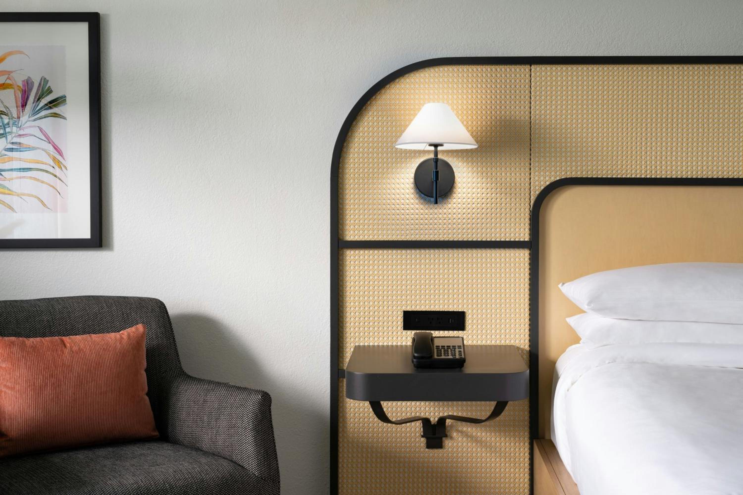 King Room with Club Lounge Access - High Floor/Mobility Accessible with Roll-in Shower - Photo 4