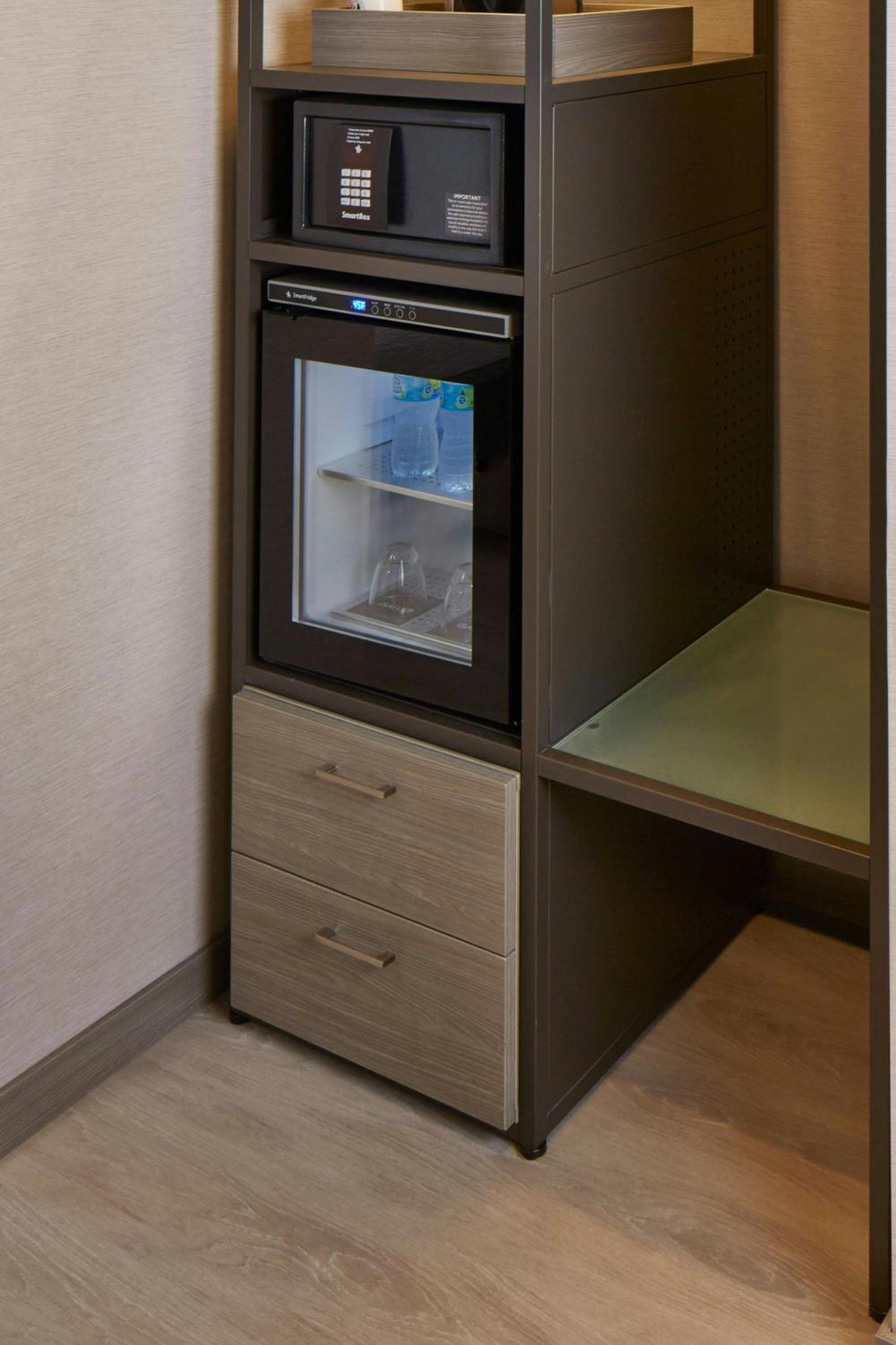 Queen Room with Two Queen Beds and Roll-in Shower - Mobility and Hearing Accessible photo 3