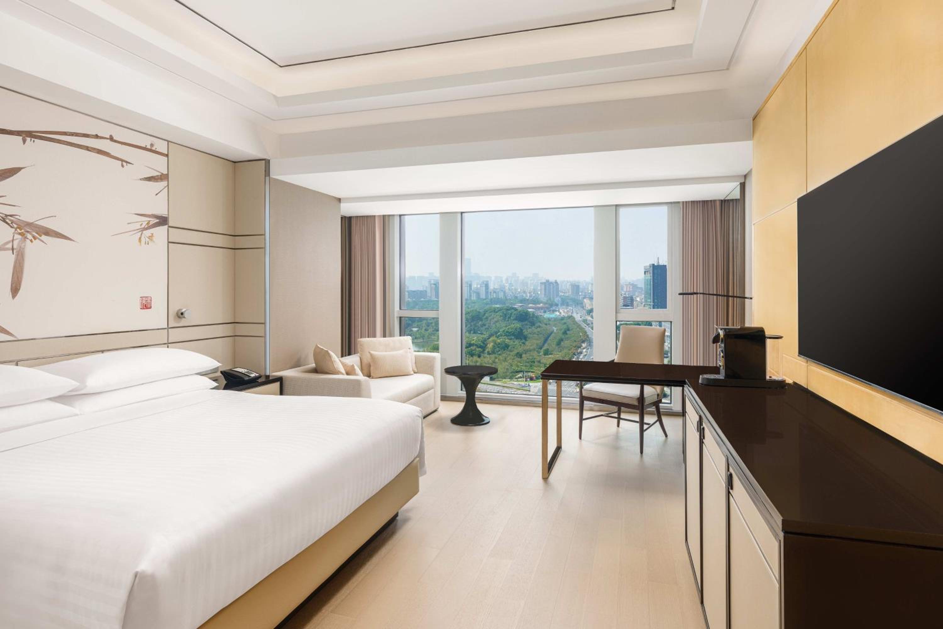 King Room with Park View - Executive Lounge Access photo 3
