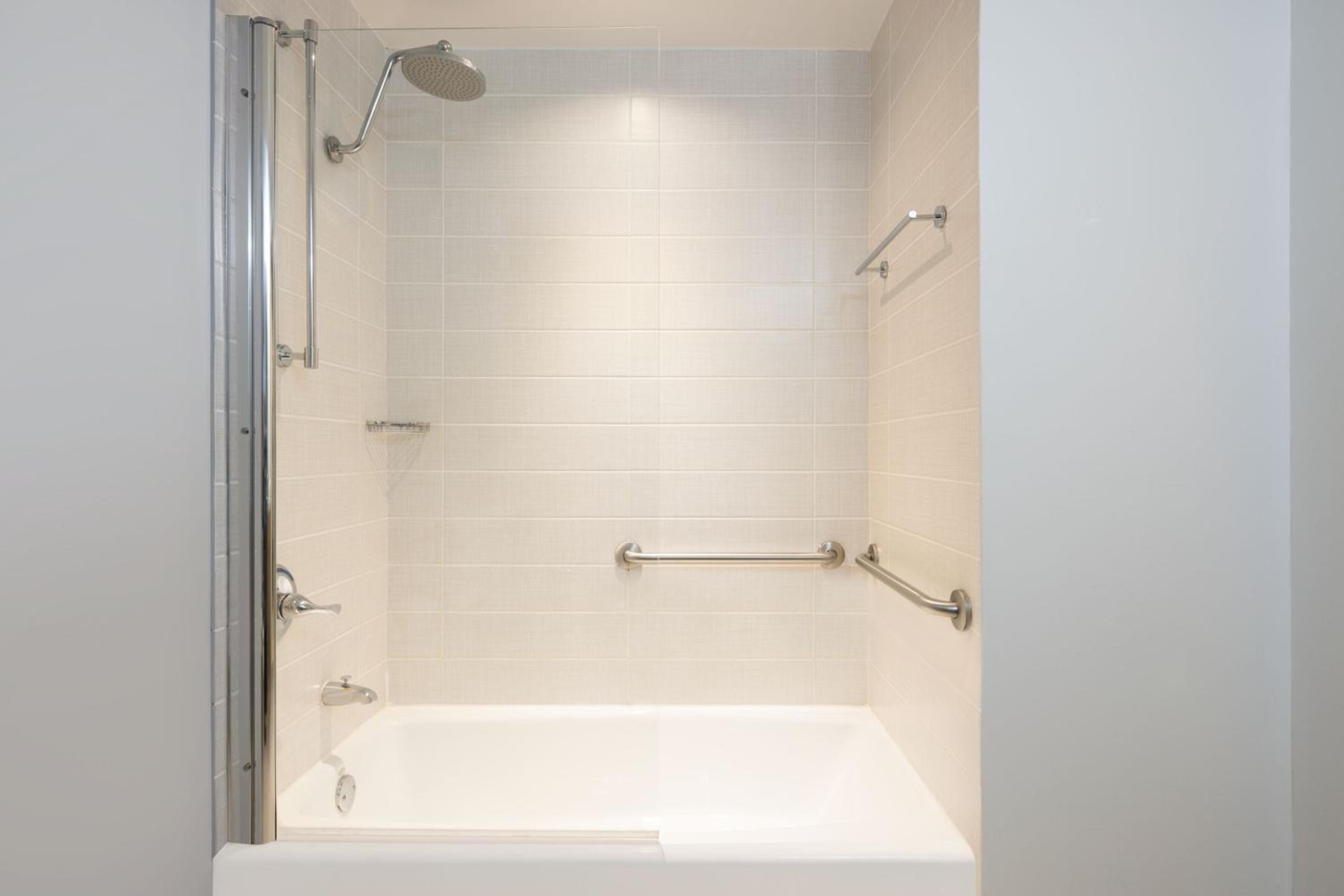 Standard King Room with Adapted Tub - Mobility Accessible - Photo 6