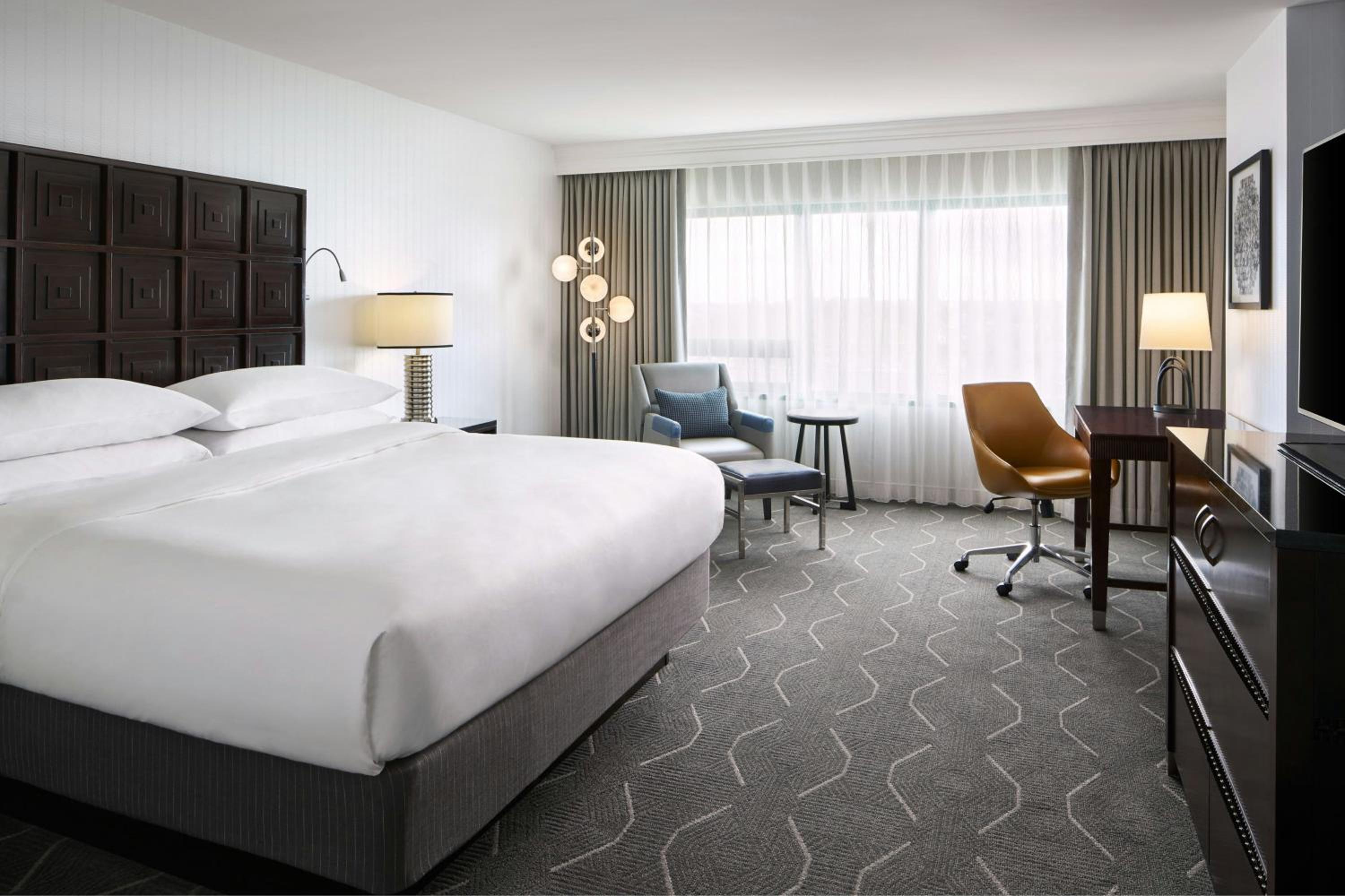 King Room with Harbor View - Mobility/Hearing Accessible with Roll-In Shower photo 2