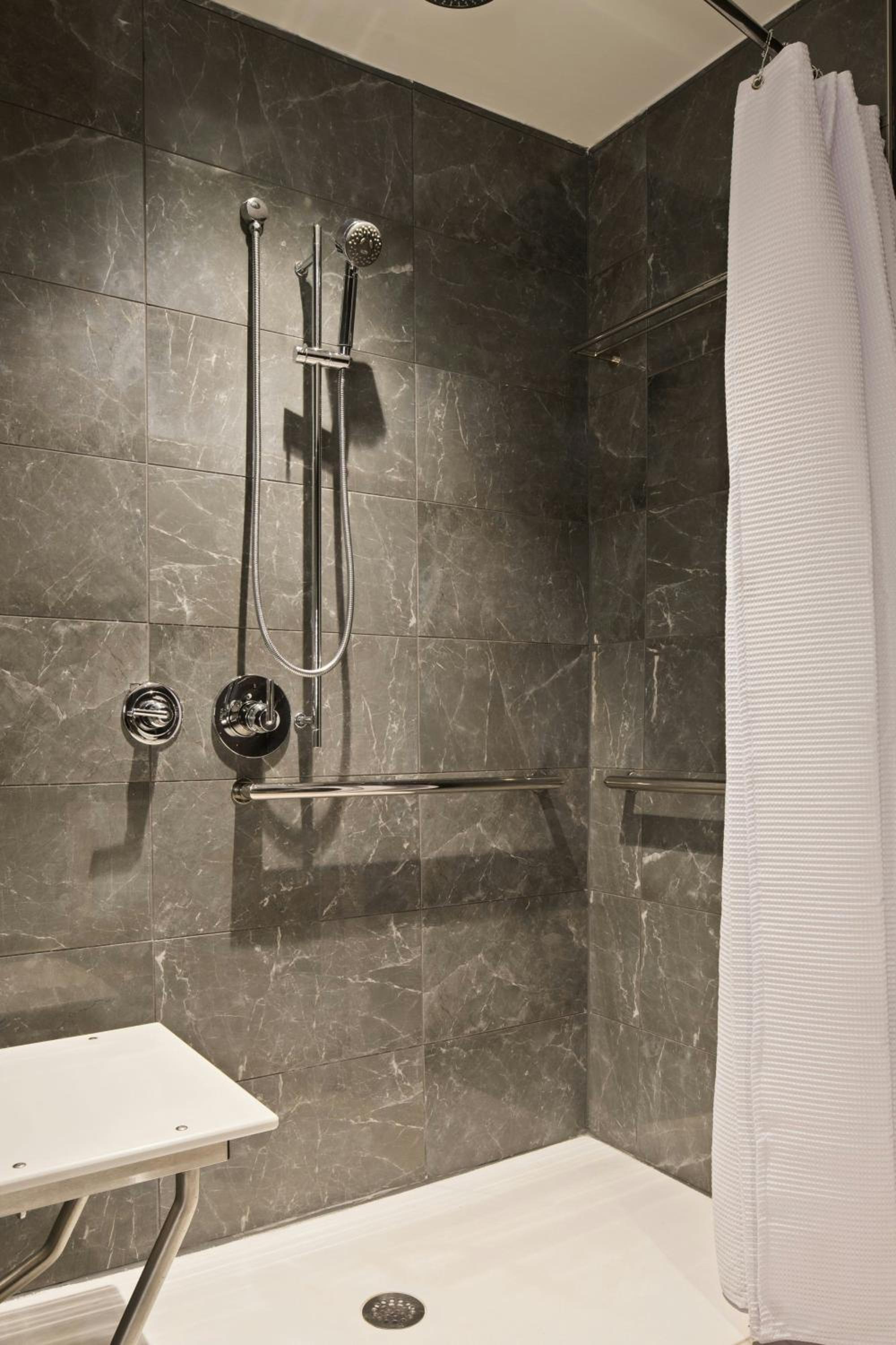 Queen Room with Two Queen Beds and Bathtub - Mobility Access