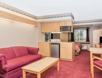 1 Queen Bed | Mobil Access Tub Nsmk Micfridg photo 2