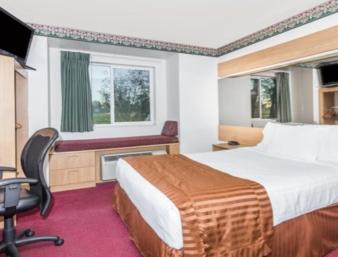 1 Queen Bed | Non-Smoking, Micfridge - Photo 2
