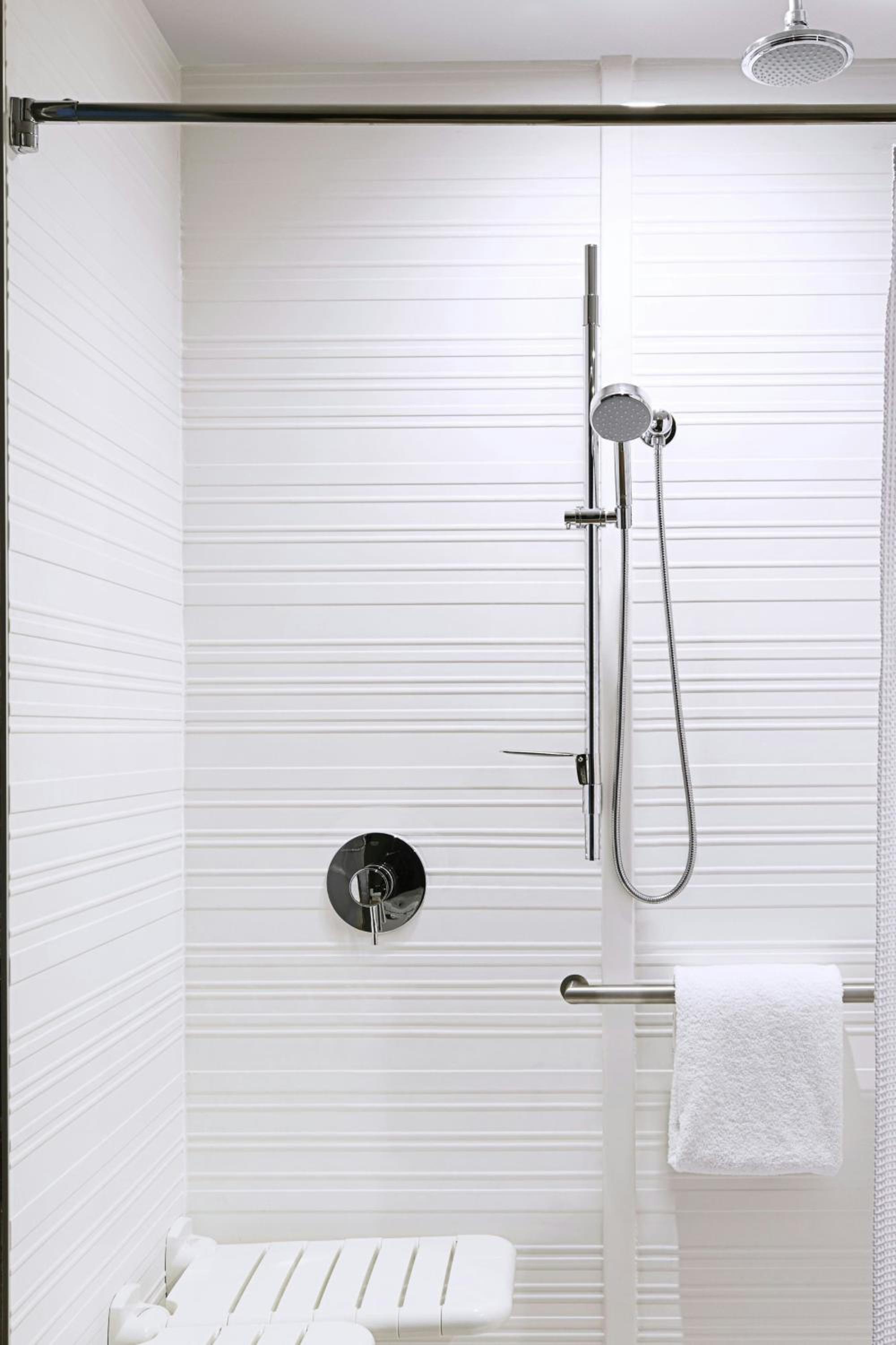 King Room - Hearing Accessible photo 3