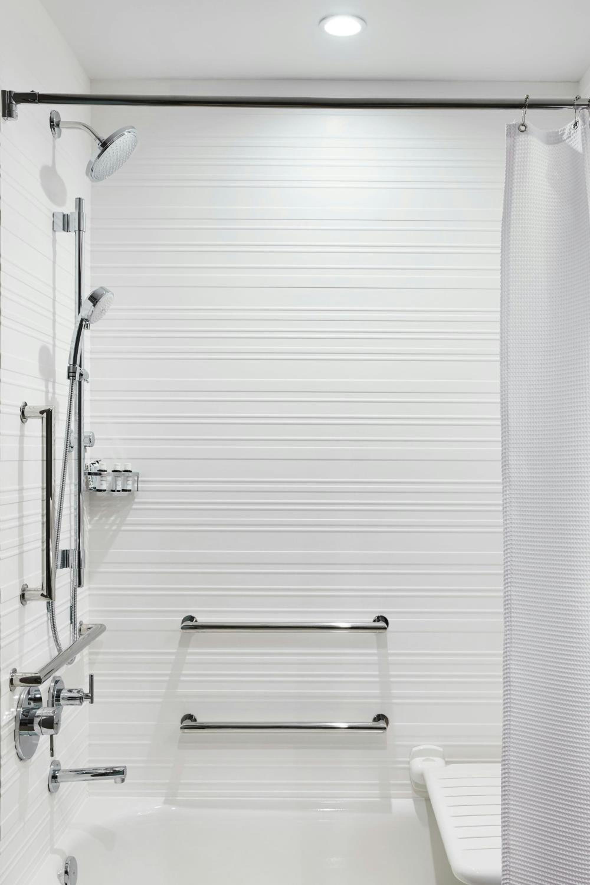 King Room - Hearing Accessible photo 3