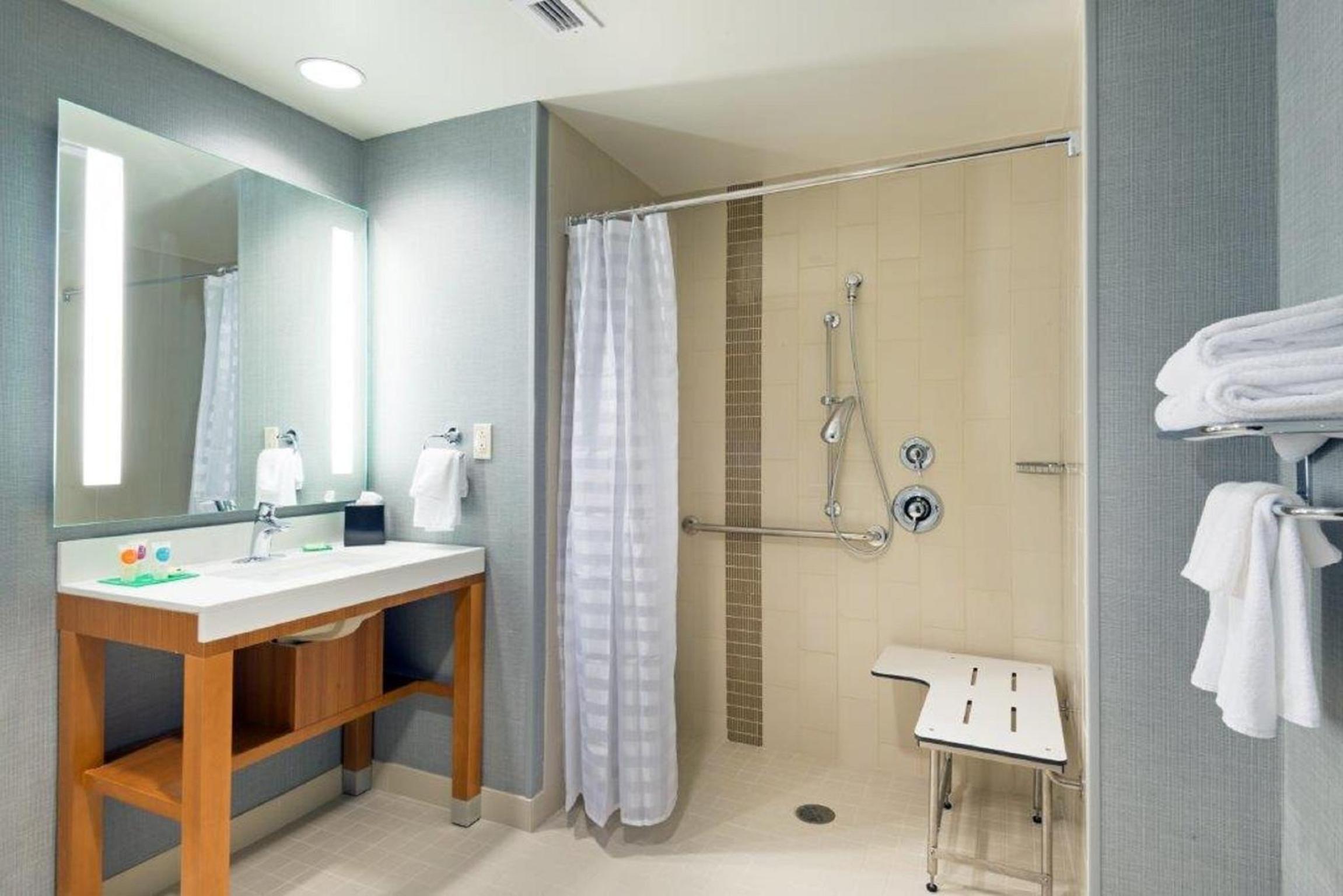 Queen Room with Two Queen Beds, Sofa Bed and Accessible Tub thumbnail 6
