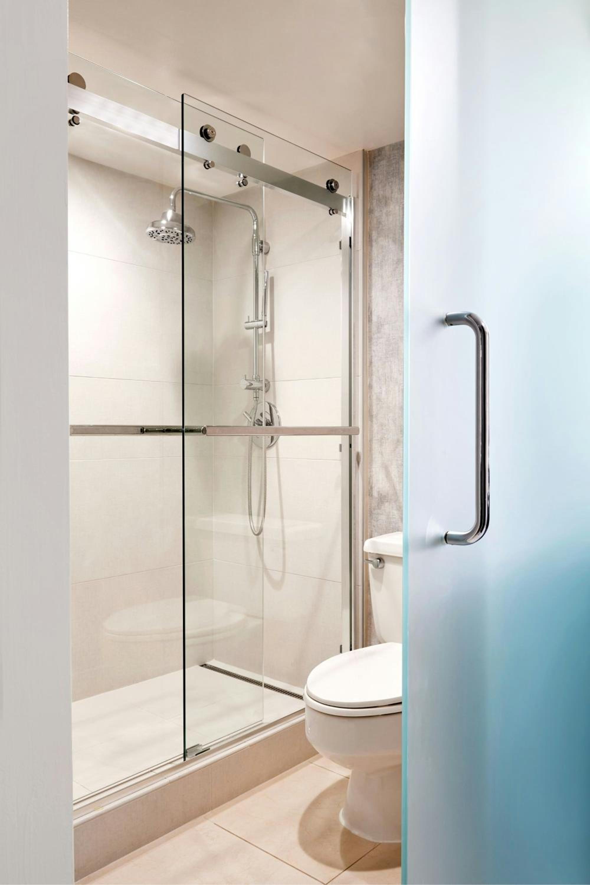 Standard Queen Room with Two Queen Beds and Adapted Tub - Mobility and Hearing Accessible - Photo 8