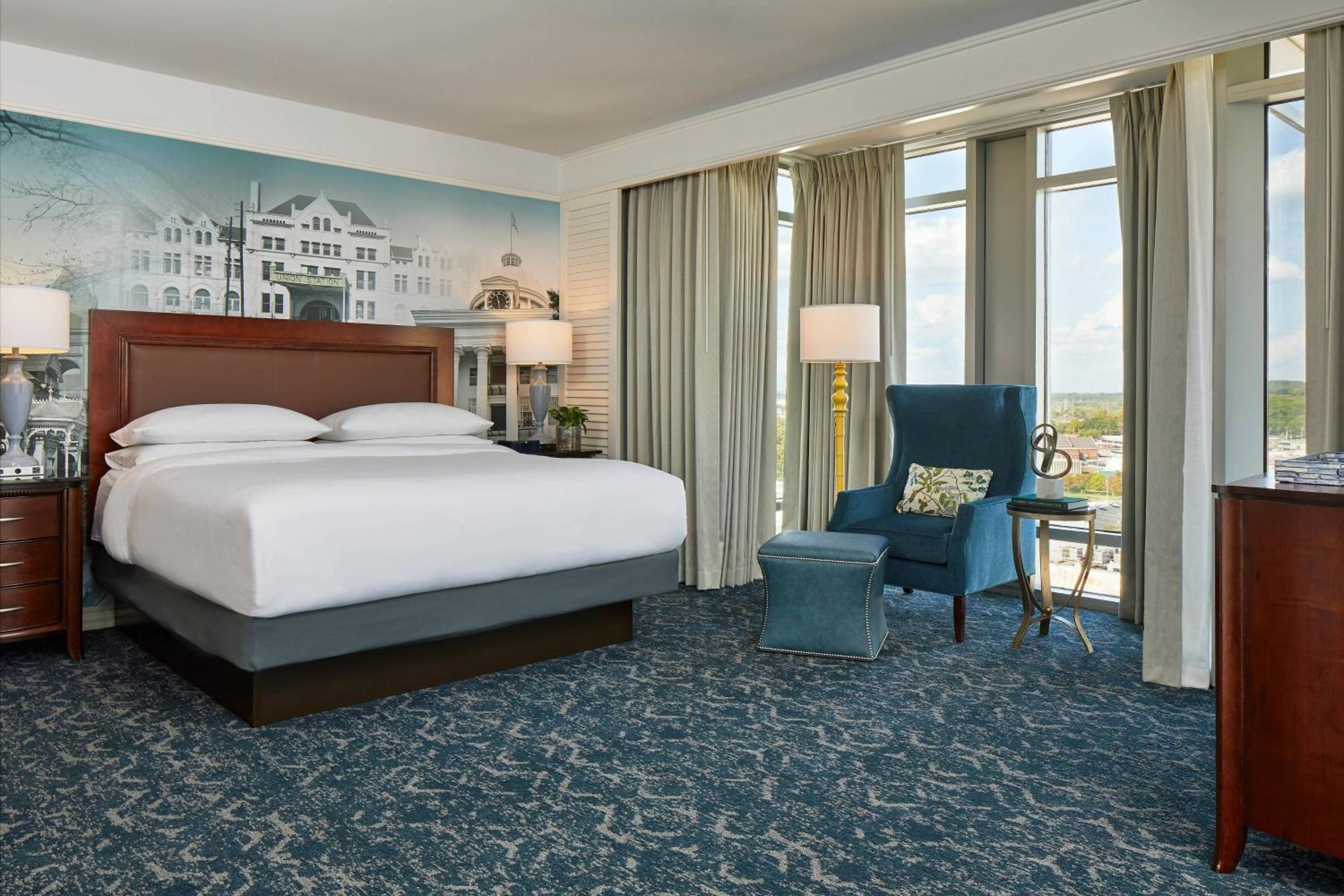 1 Bedroom Executive Suite, 1 King, Sofa bed (Mobility Accessible w/ Tub)