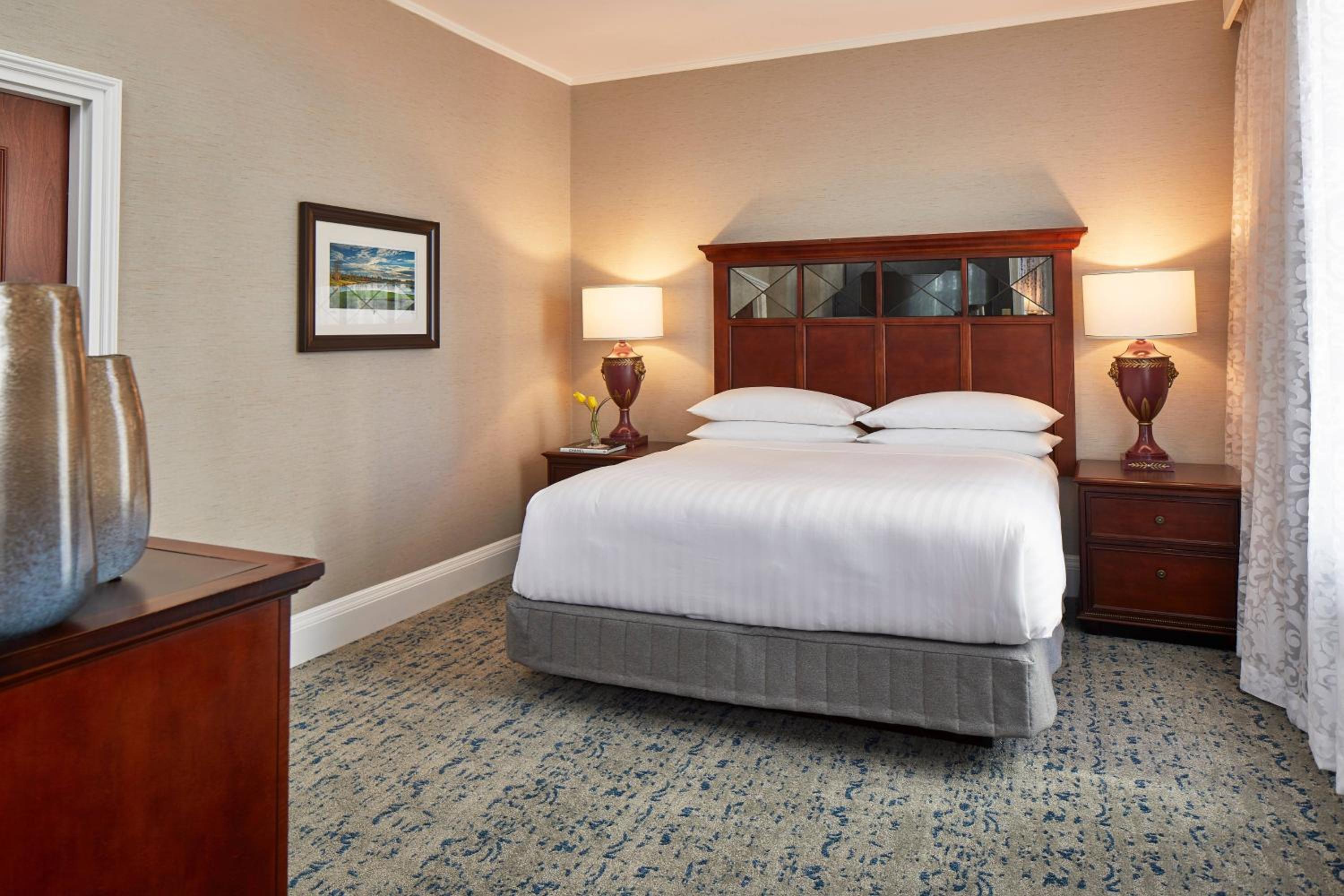 One-Bedroom Executive King Suite with Sofa Bed - Corner Room