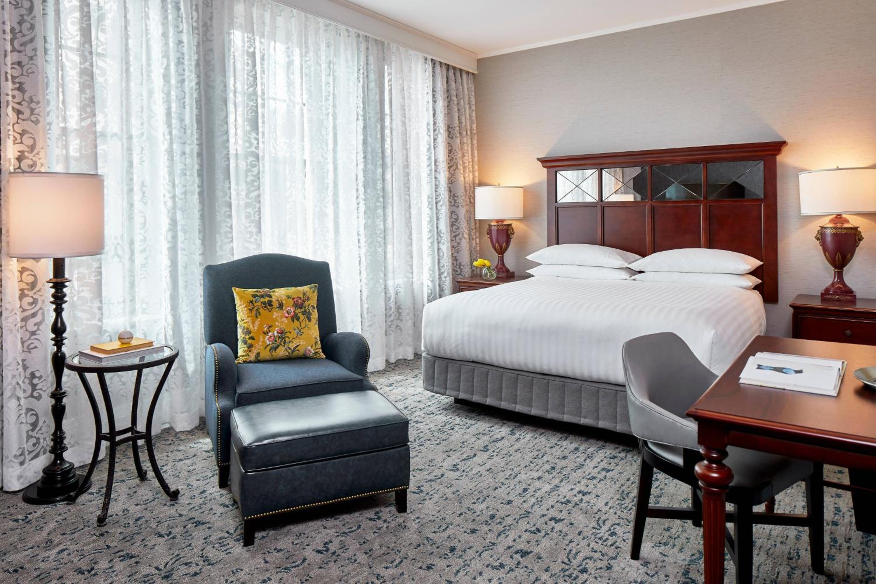 Deluxe King Room - Hearing Accessible/Club Lounge Access