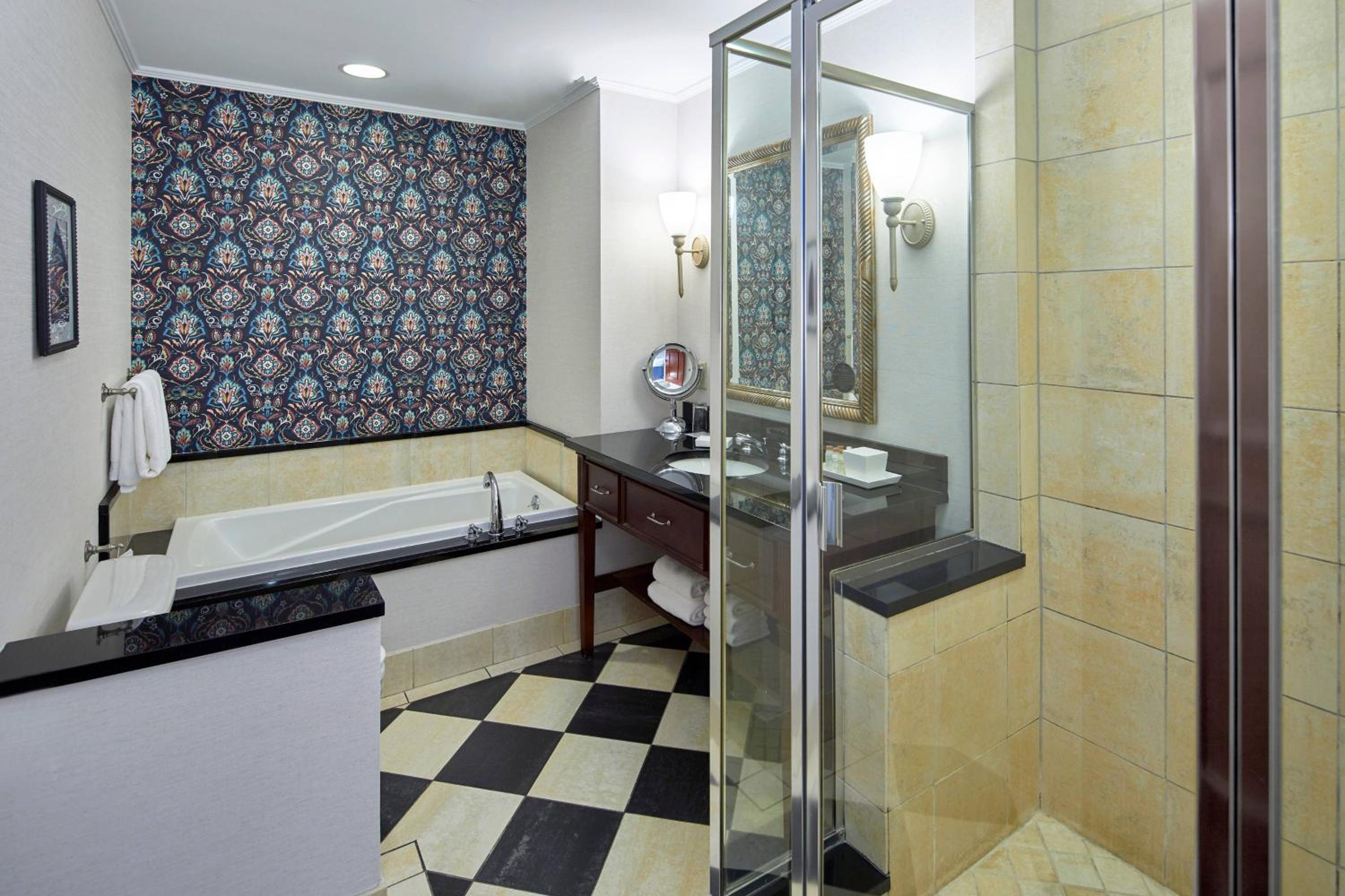 Deluxe Queen Room with Two Queen Beds - Hearing Accessible - Photo 2