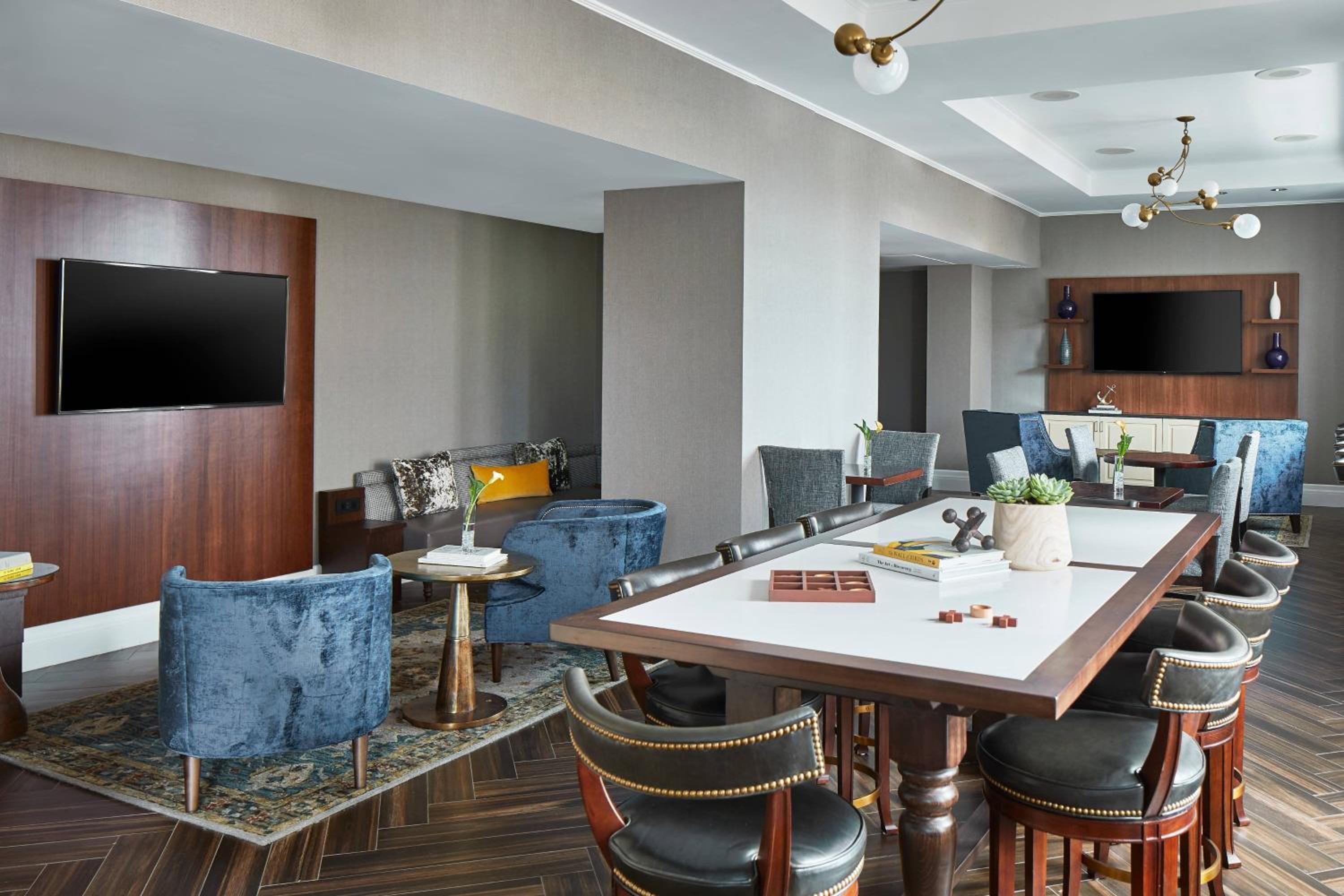 Deluxe King Room - Hearing Accessible/Club Lounge Access photo 3