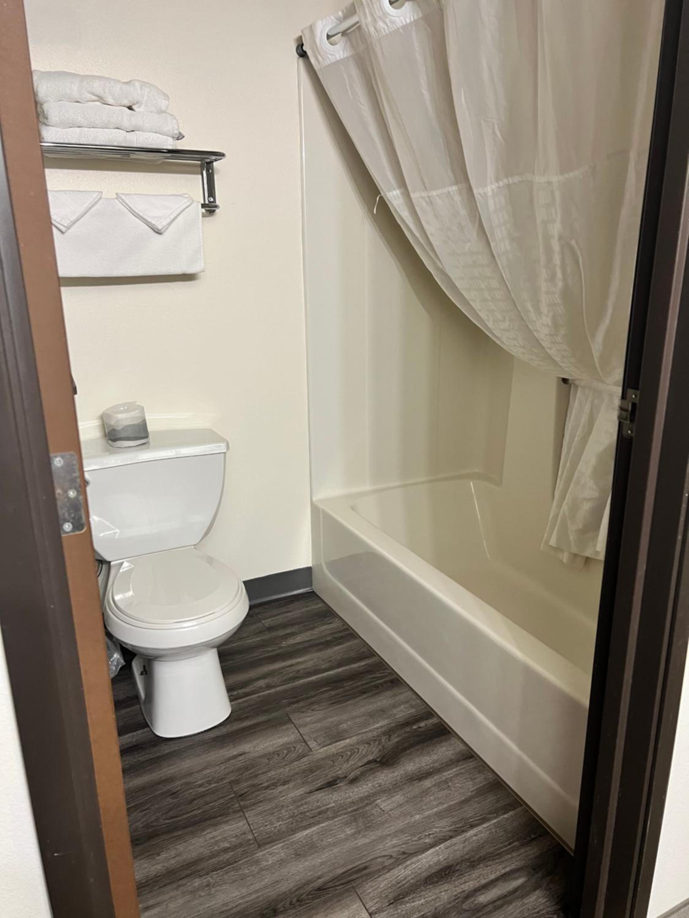 King Room - Non-Smoking - Photo 2