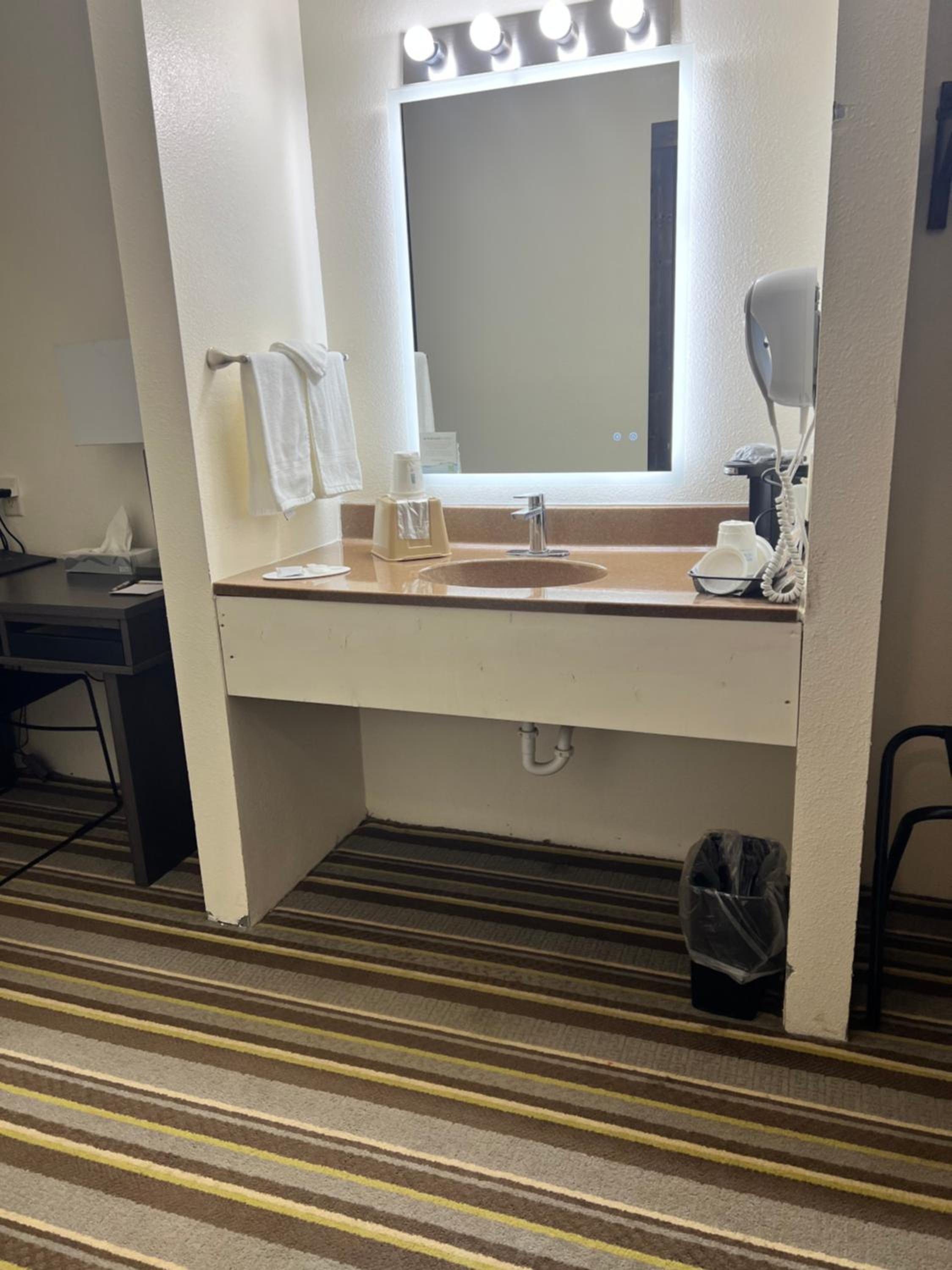 King Room - Non-Smoking - Photo 3