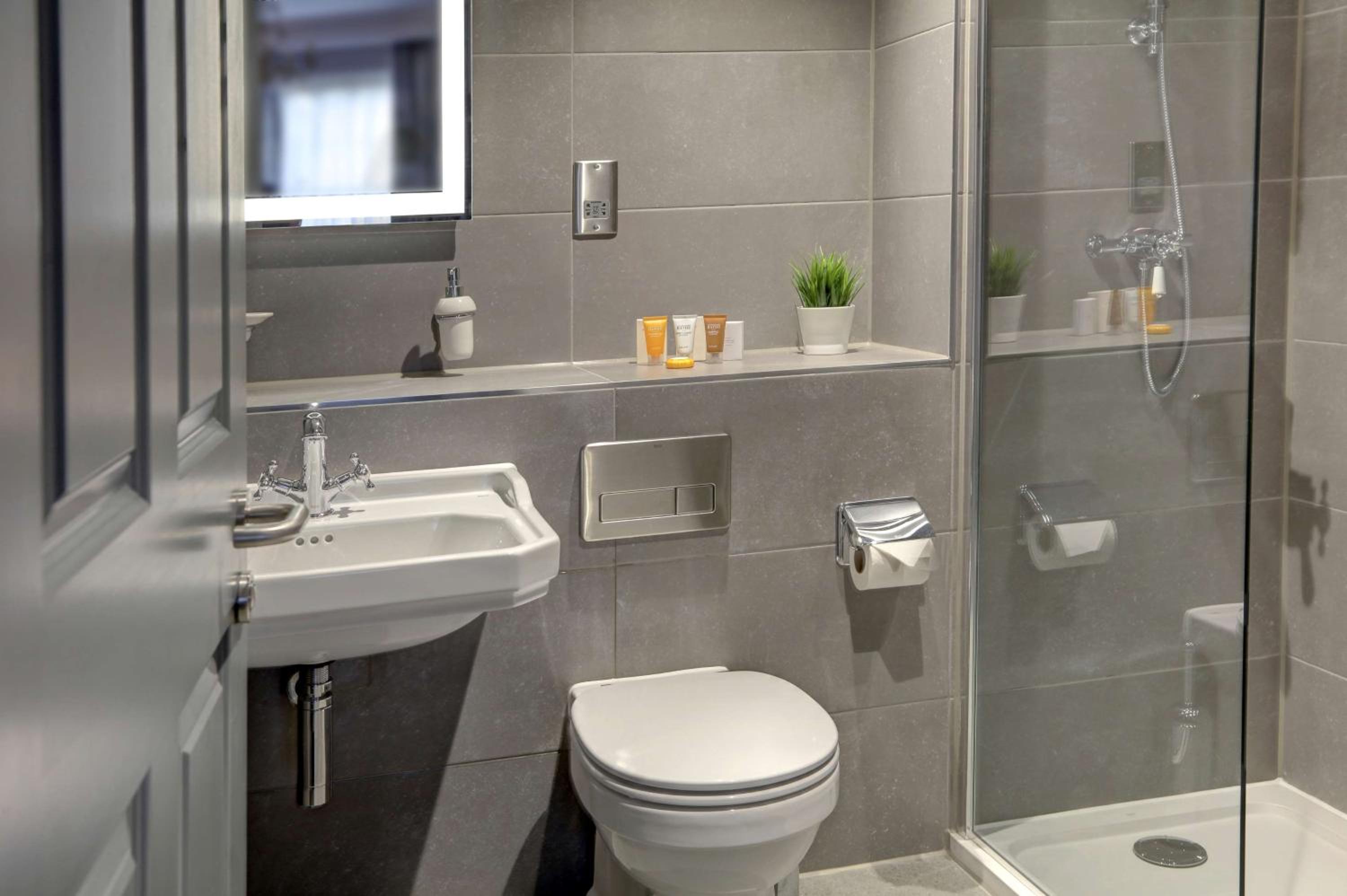 King Room with One King Bed and One Single Bed and Walk-In Shower - Mobility Access/Non-Smoking