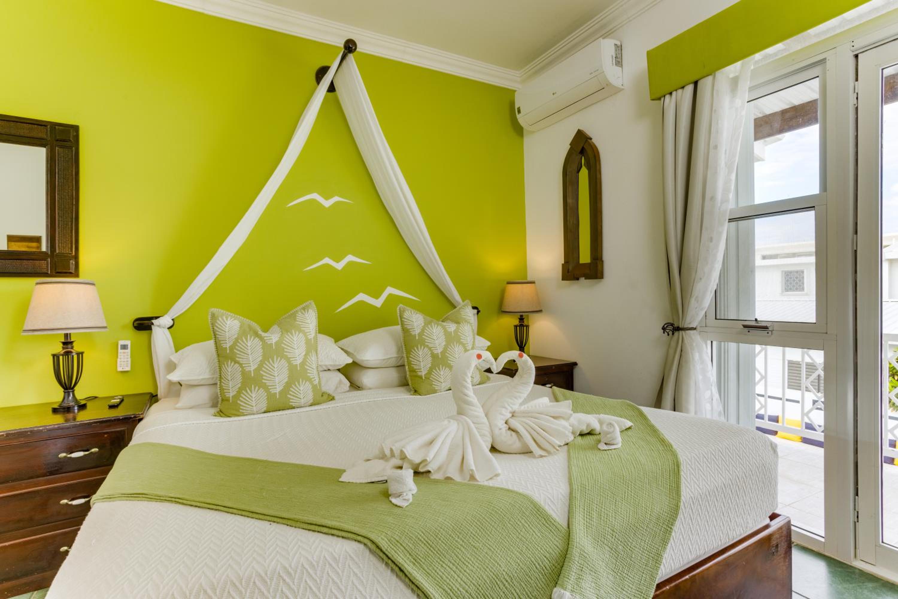 Deluxe King Room photo 1
