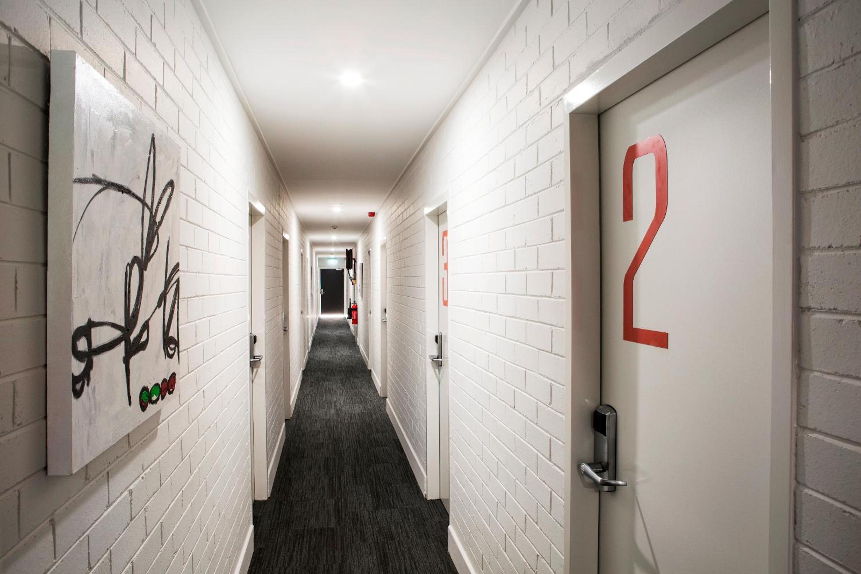 Compact Single Room with Shared Bathroom  photo 3