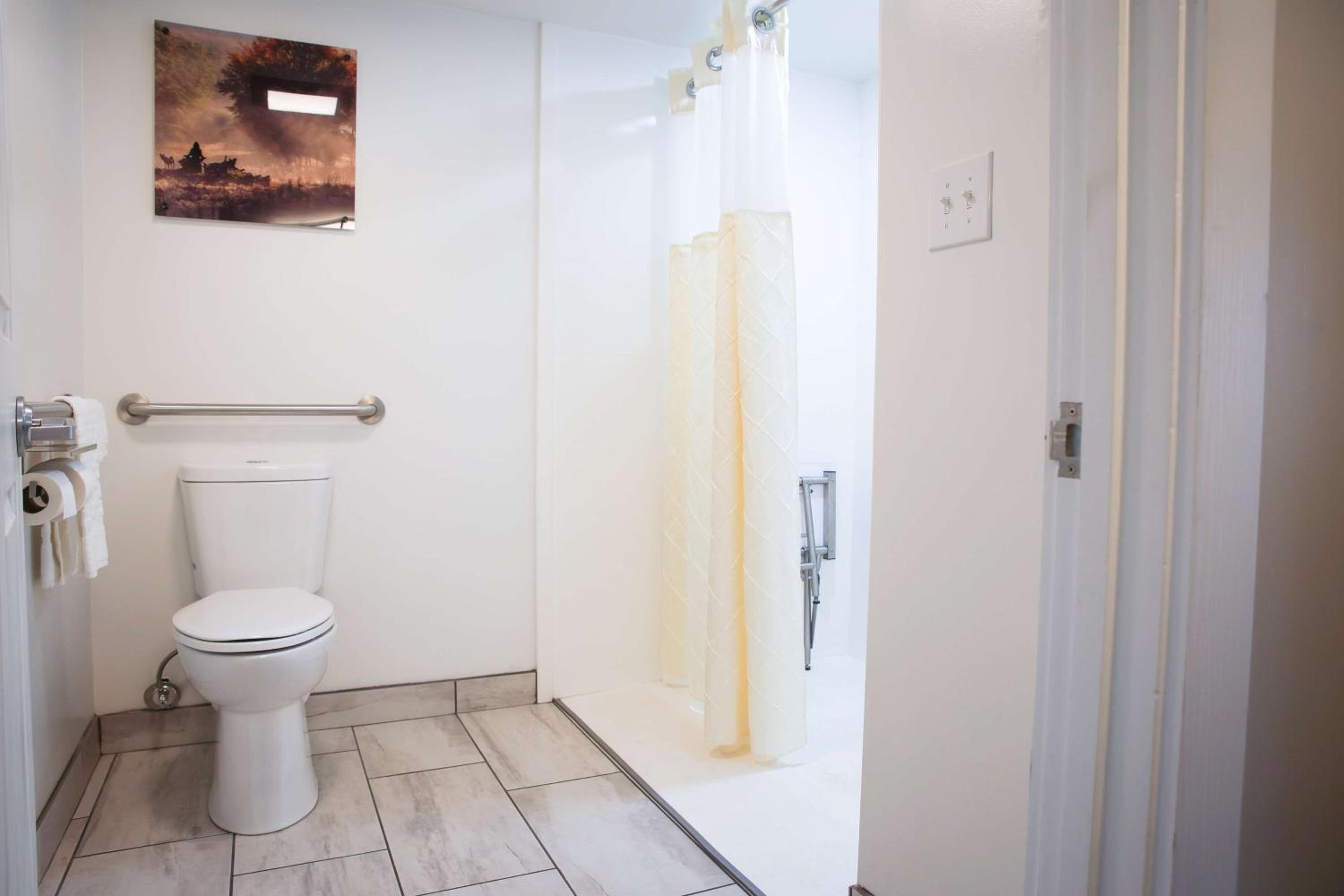 Queen Room with Roll-in Shower - Mobility Accessible photo 3