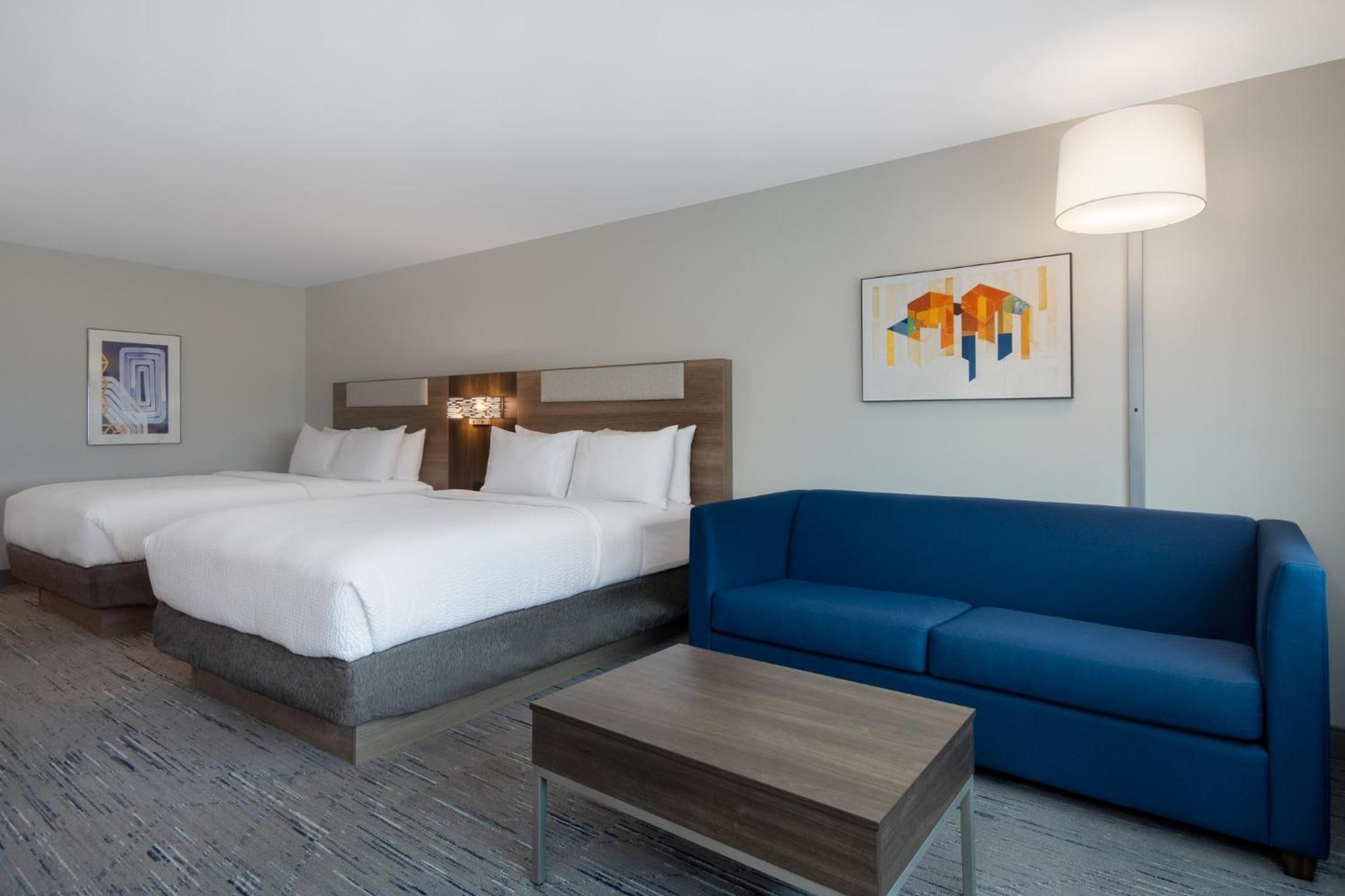 Queen Suite with Two Queen Beds, Single Sofa Bed and Lake View - Photo 2
