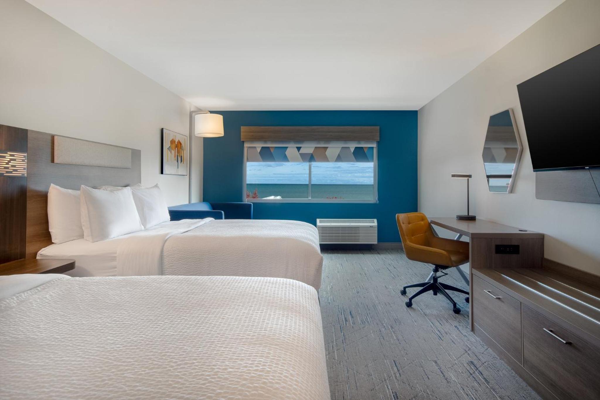 Queen Suite with Two Queen Beds, Single Sofa Bed and Lake View - Photo 1