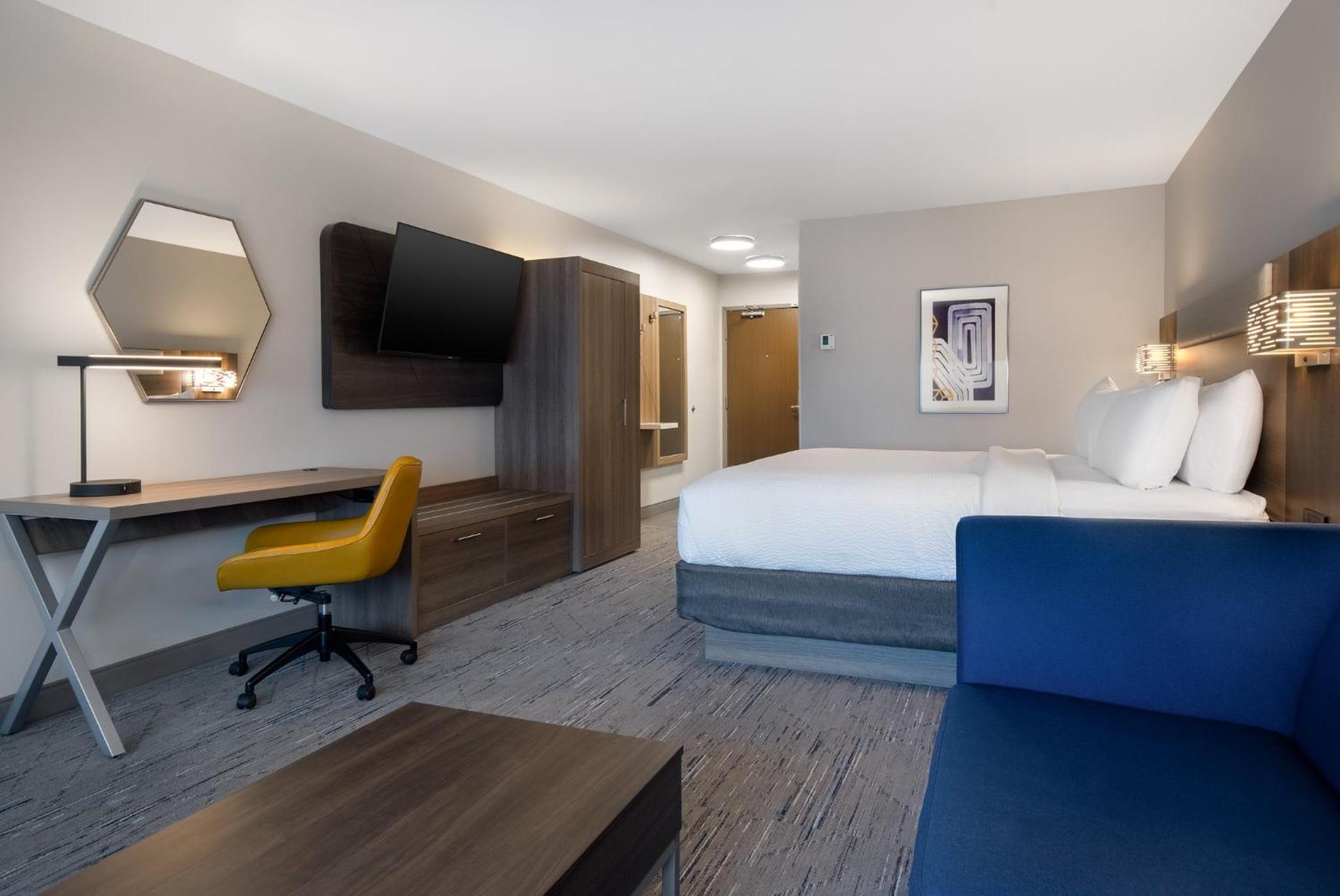 King Suite with Single Sofa Bed and Lake View - Photo 1