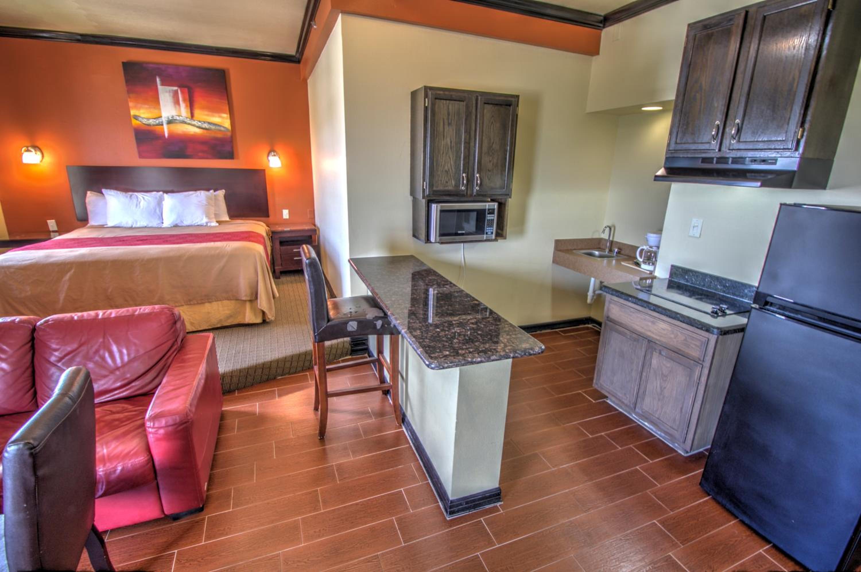 Deluxe King with Kitchenette and Sofa Bed - Photo 5