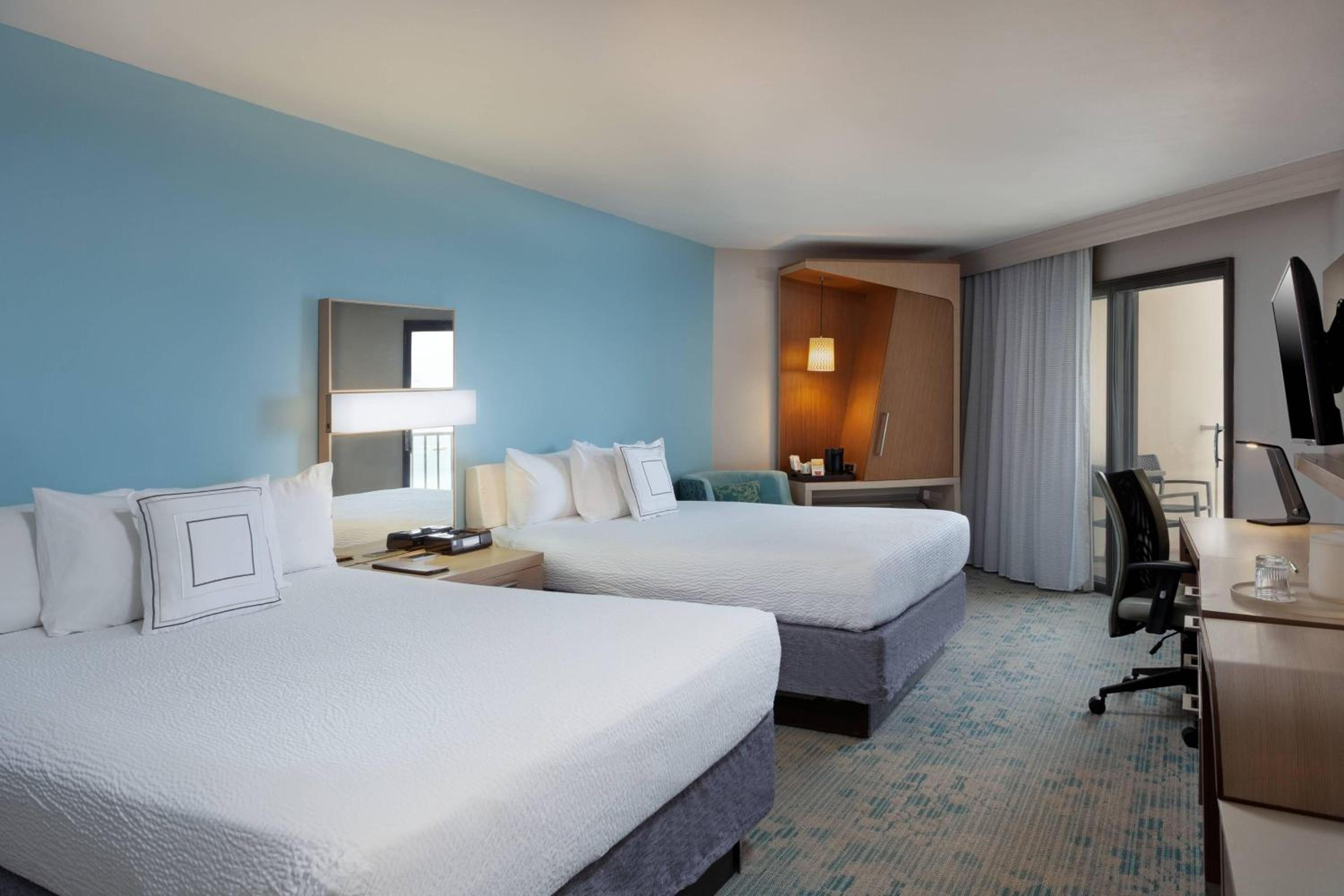 Queen Room with Partial Ocean View and Balcony - Hearing Accessible photo 3
