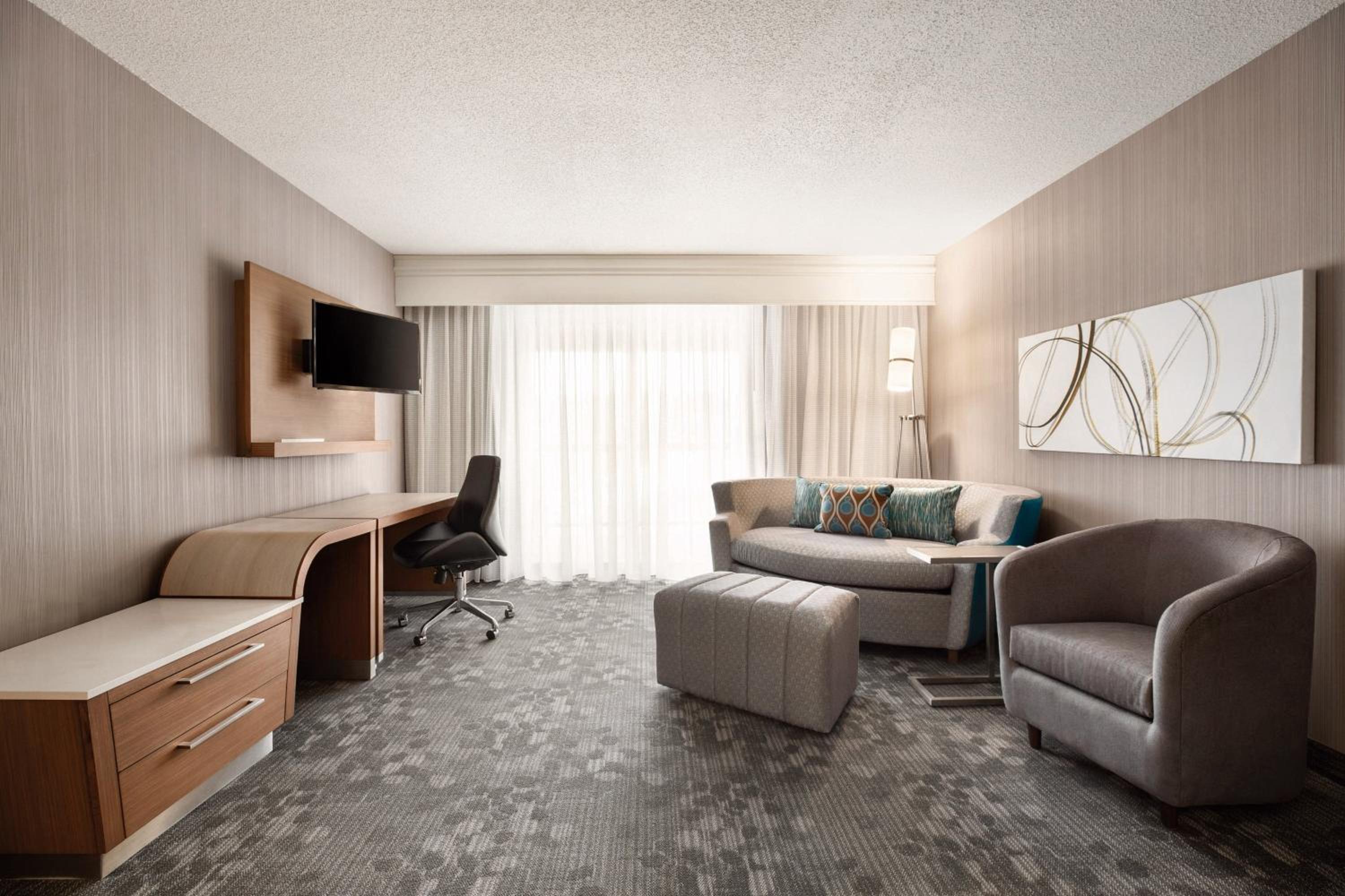 One-Bedroom King Suite with Balcony and Sofa Bed - Photo 3