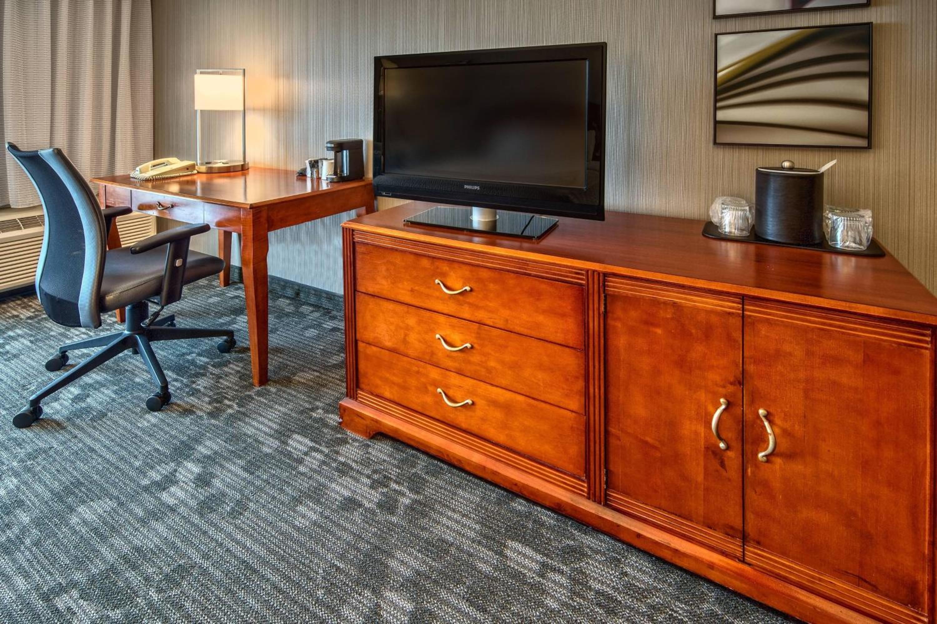 Courtyard by Marriott Springfield, Photo 3