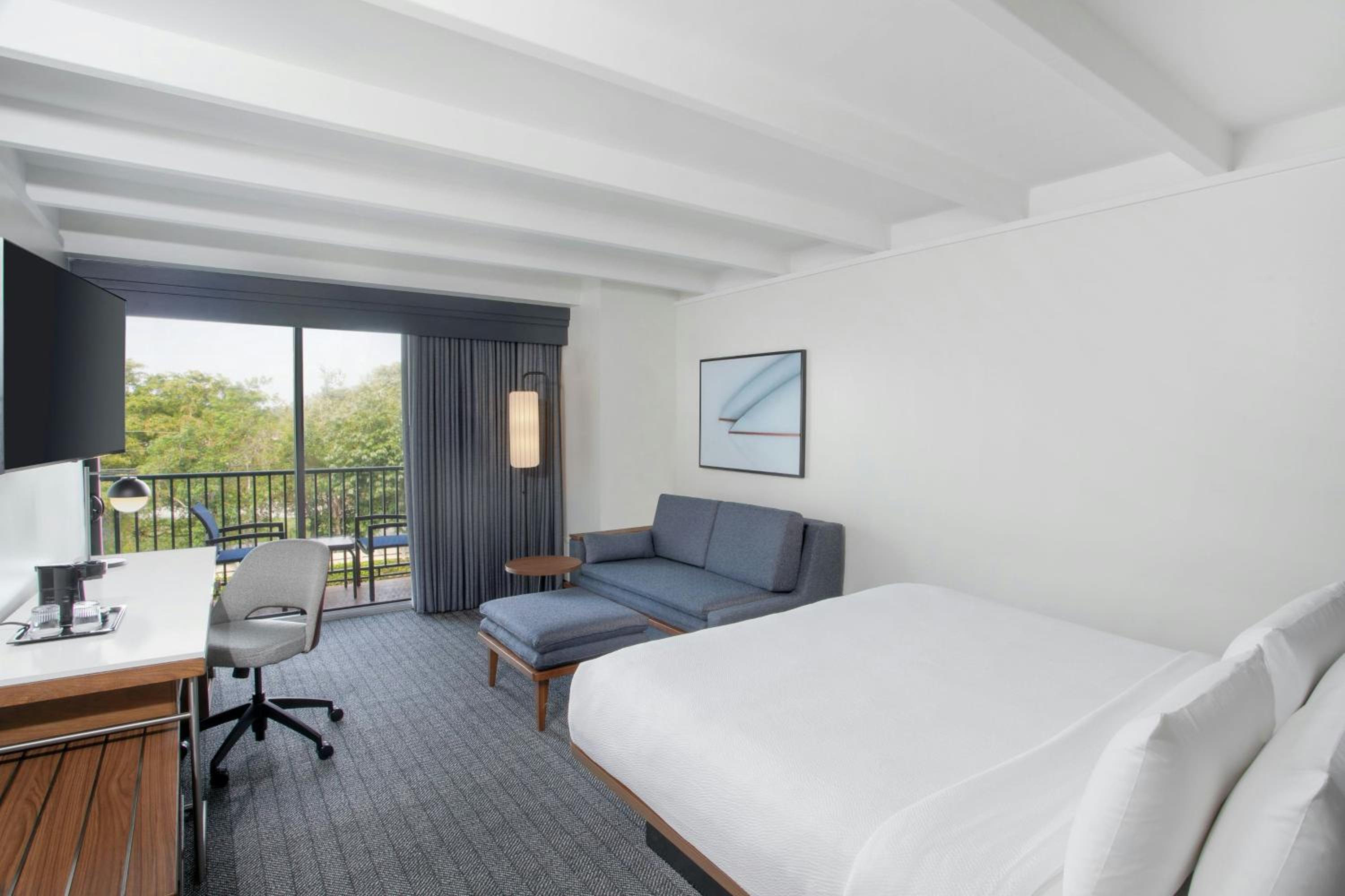 King Room with Sofa Bed and Balcony - High Floor - Photo 3