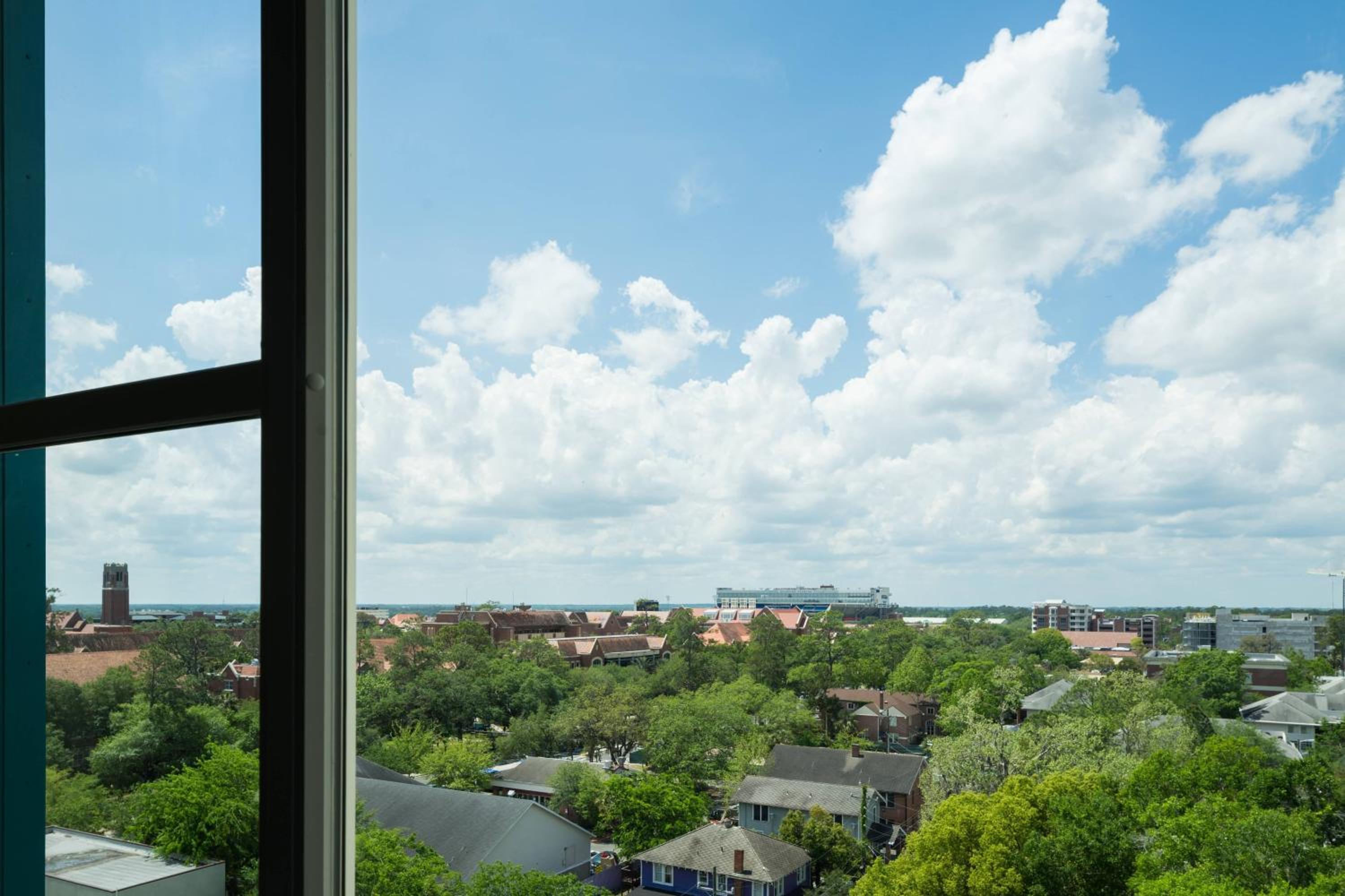 King Room with Campus View and Bathtub - Mobility Access photo 3