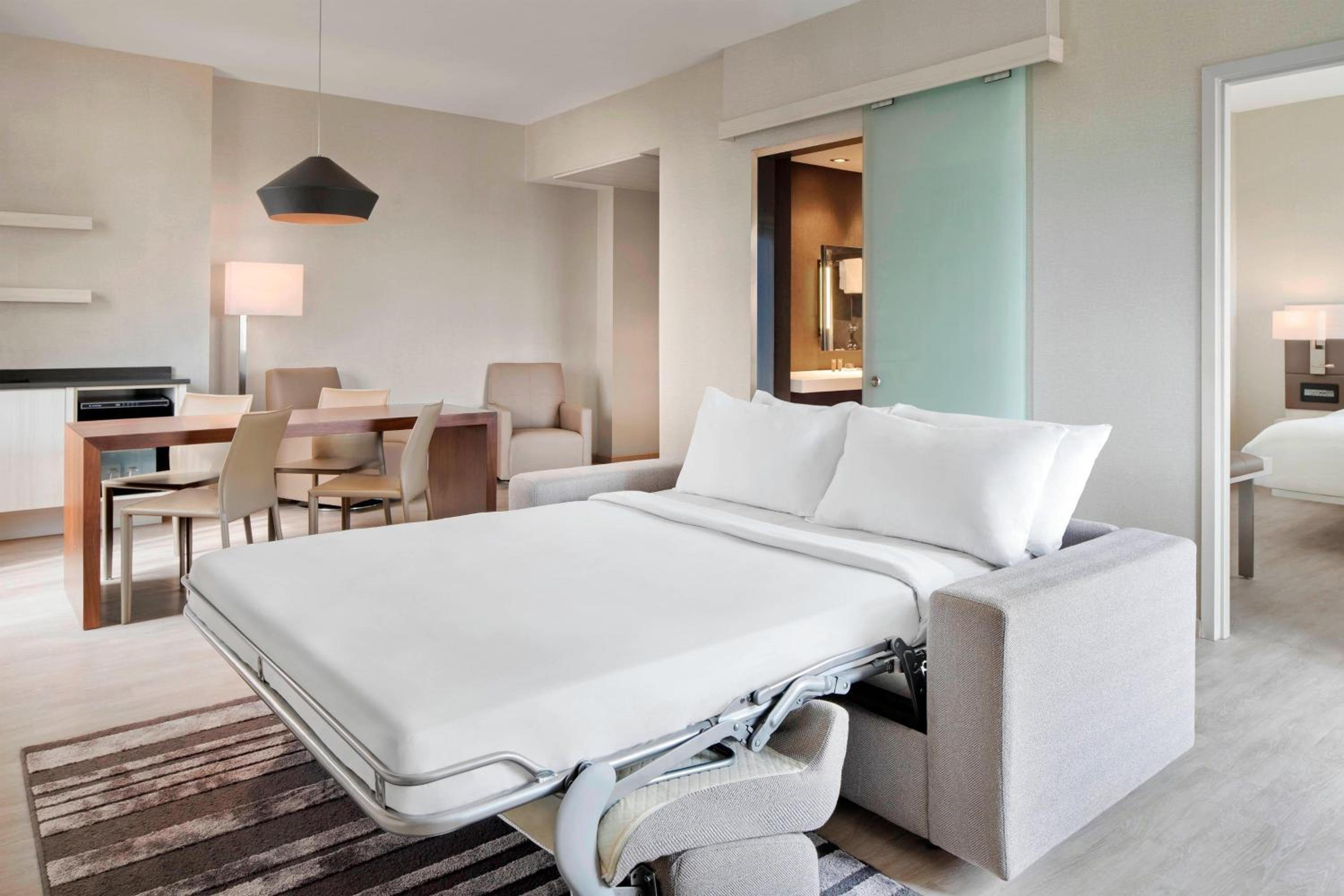 One-Bedroom King Suite with Sofa Bed photo 3