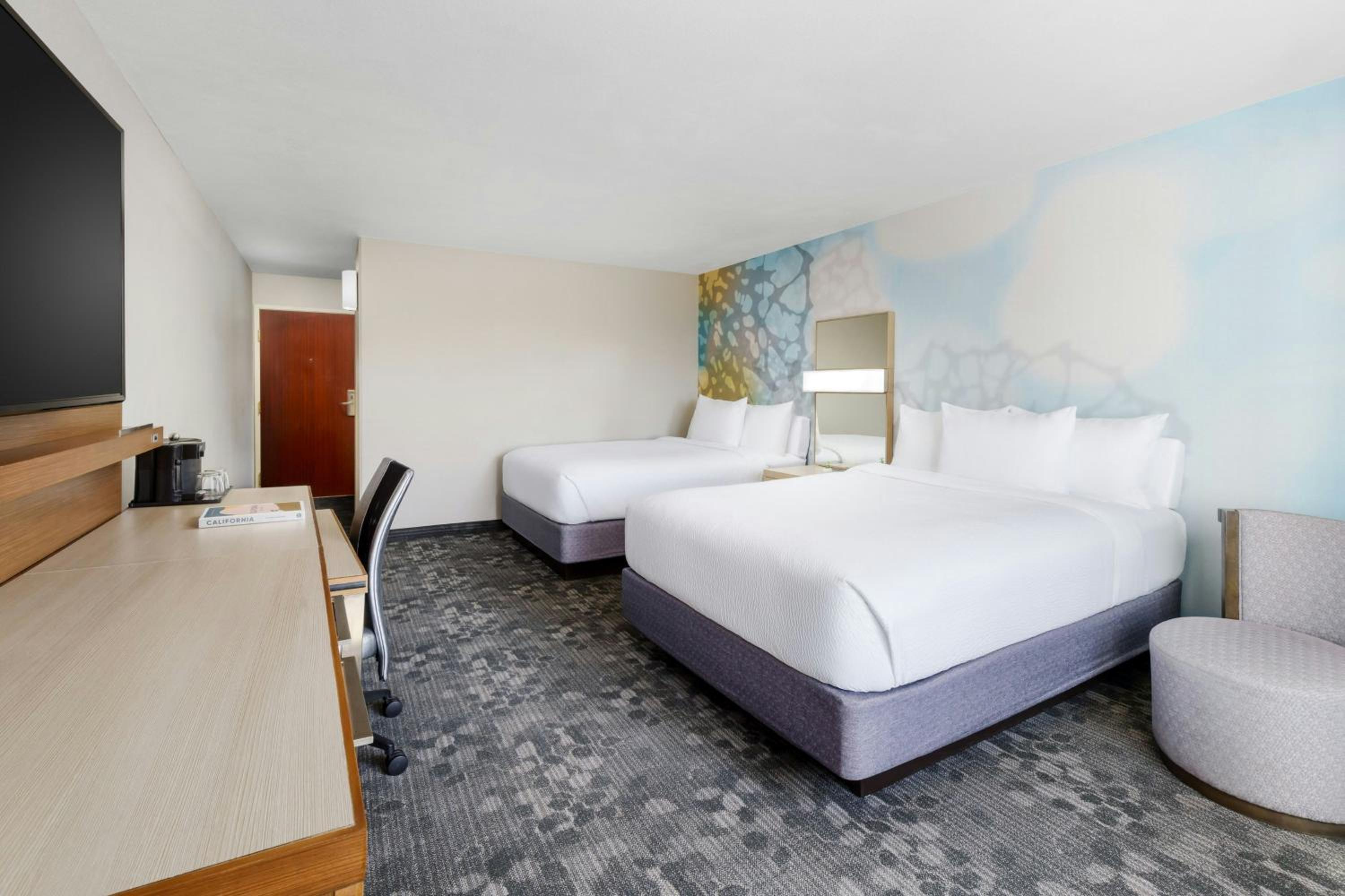 Queen Room with Two Queen Beds - Hearing Accessible - Photo 2